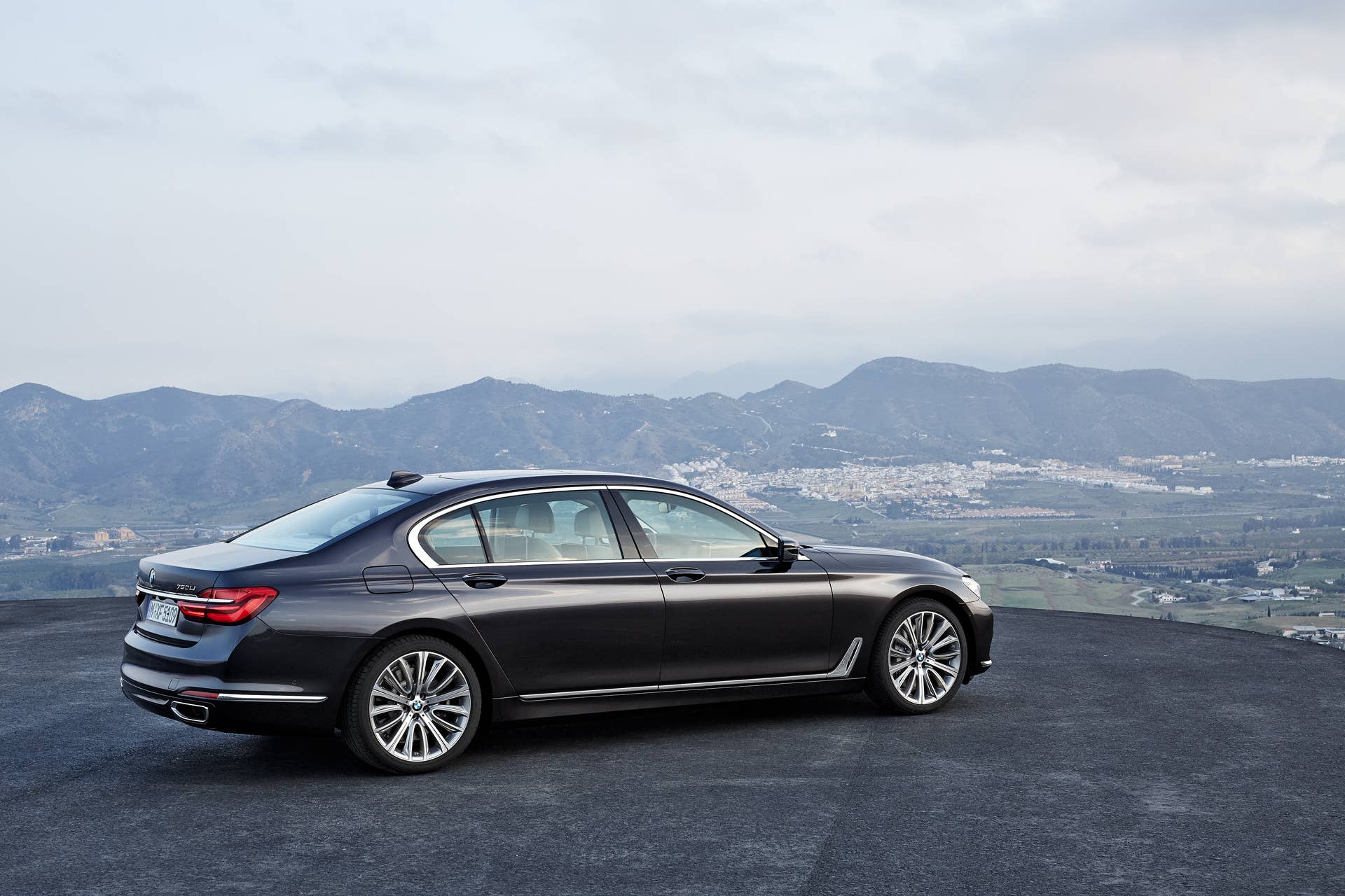 back angle bmw 7 series 2016