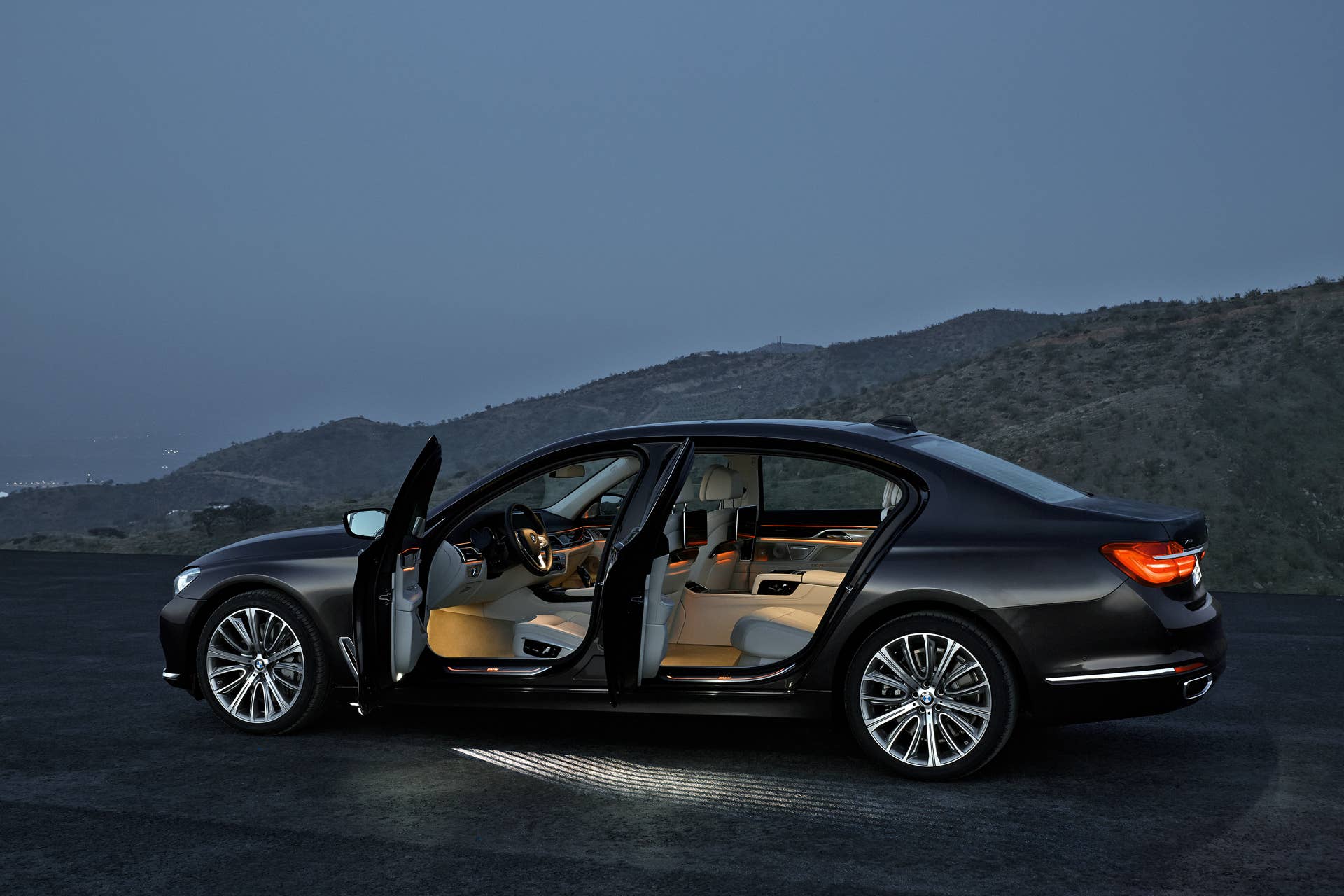 cabin doors open bmw 7 series 2016