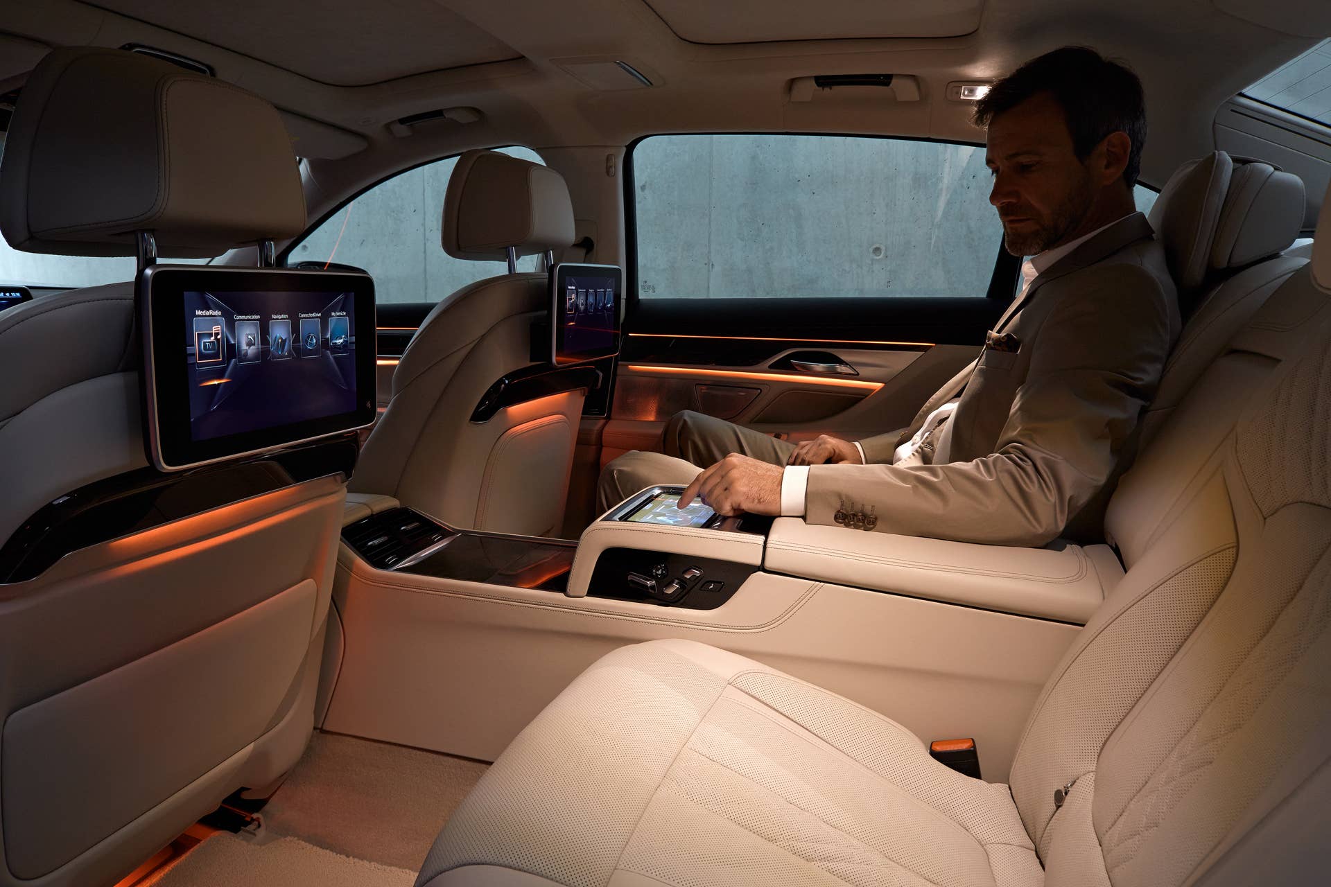 touchscreen bmw driver 7 series passenger