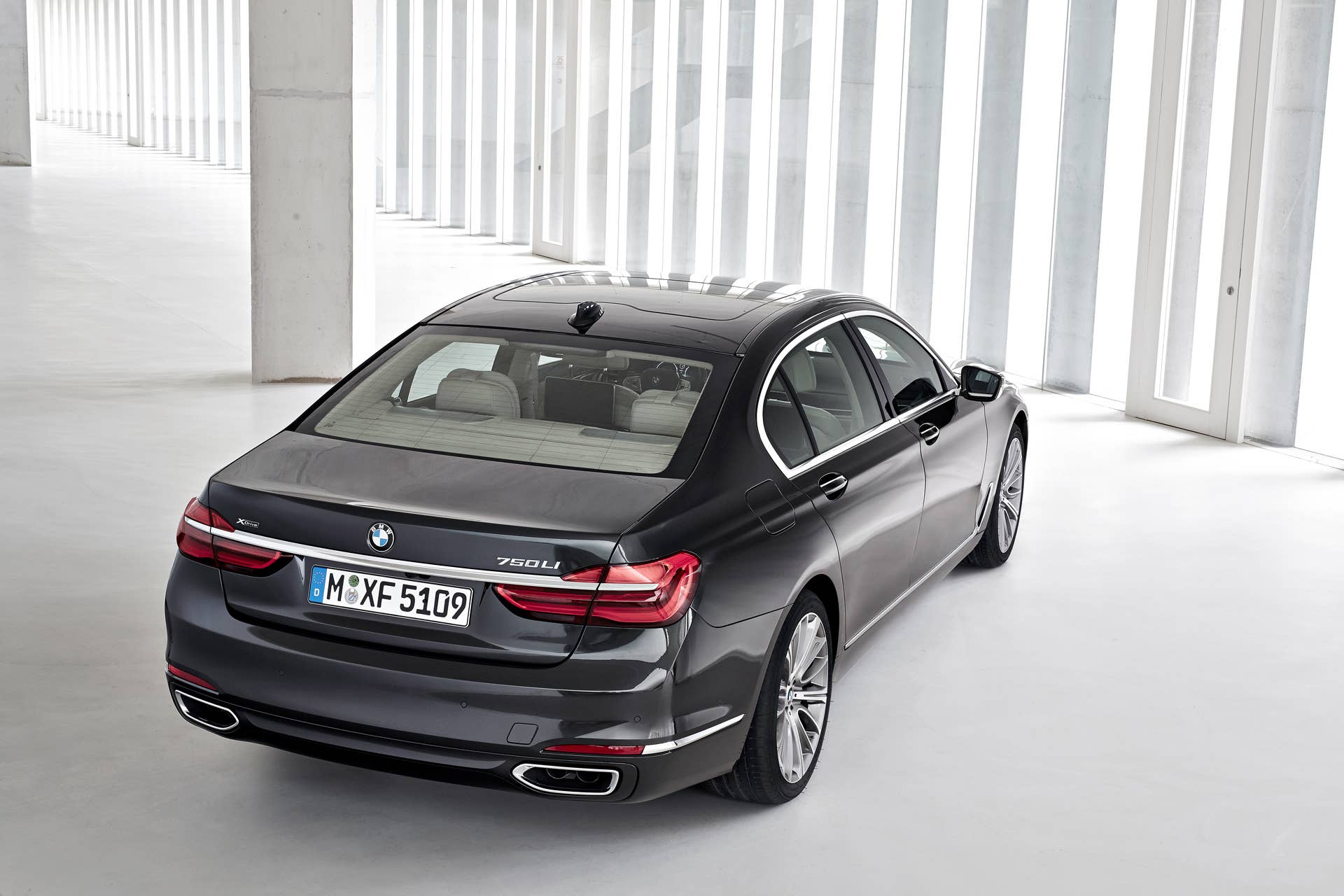 parked back bmw 2016 7 series