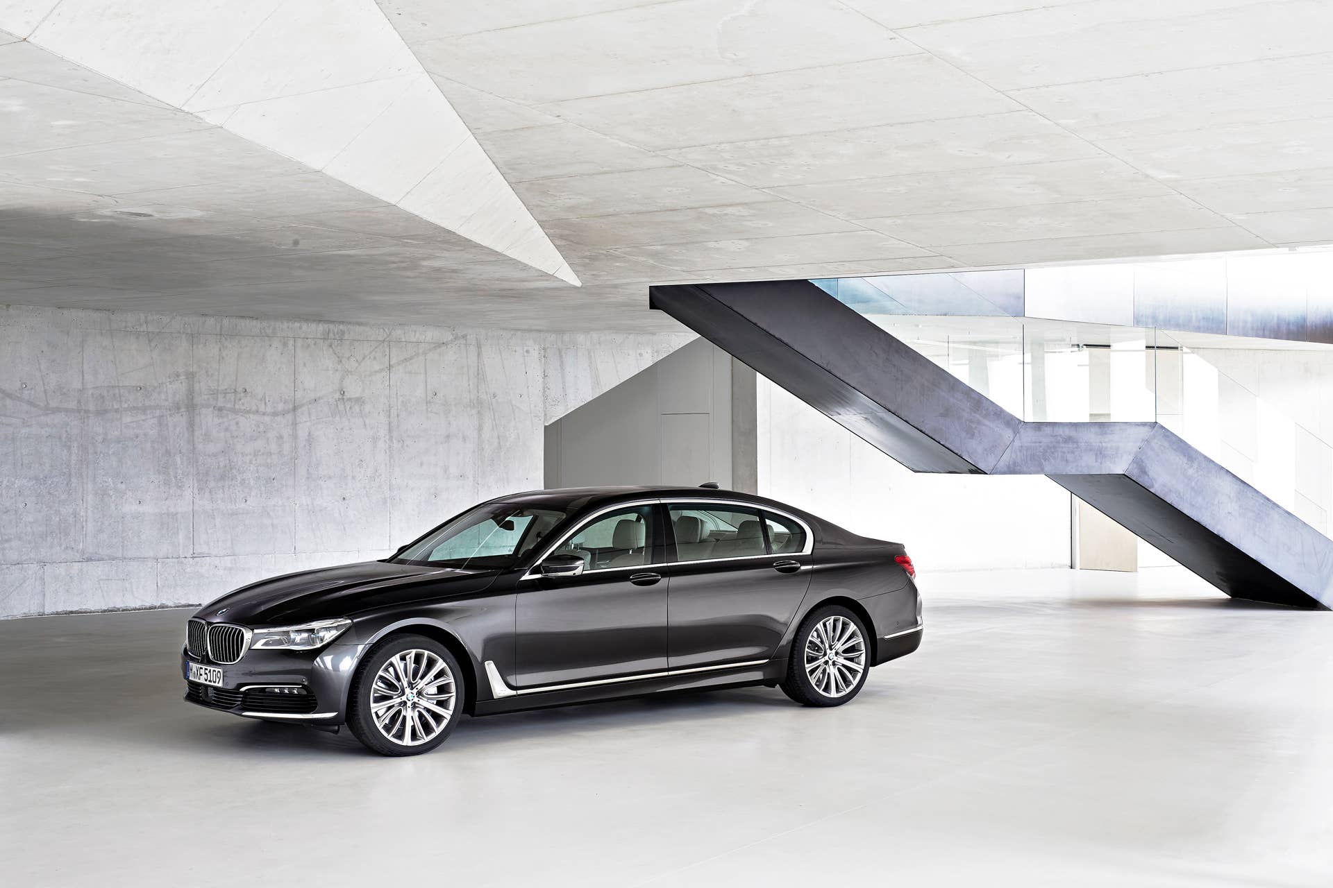 building bmw 7 series 2016 parked