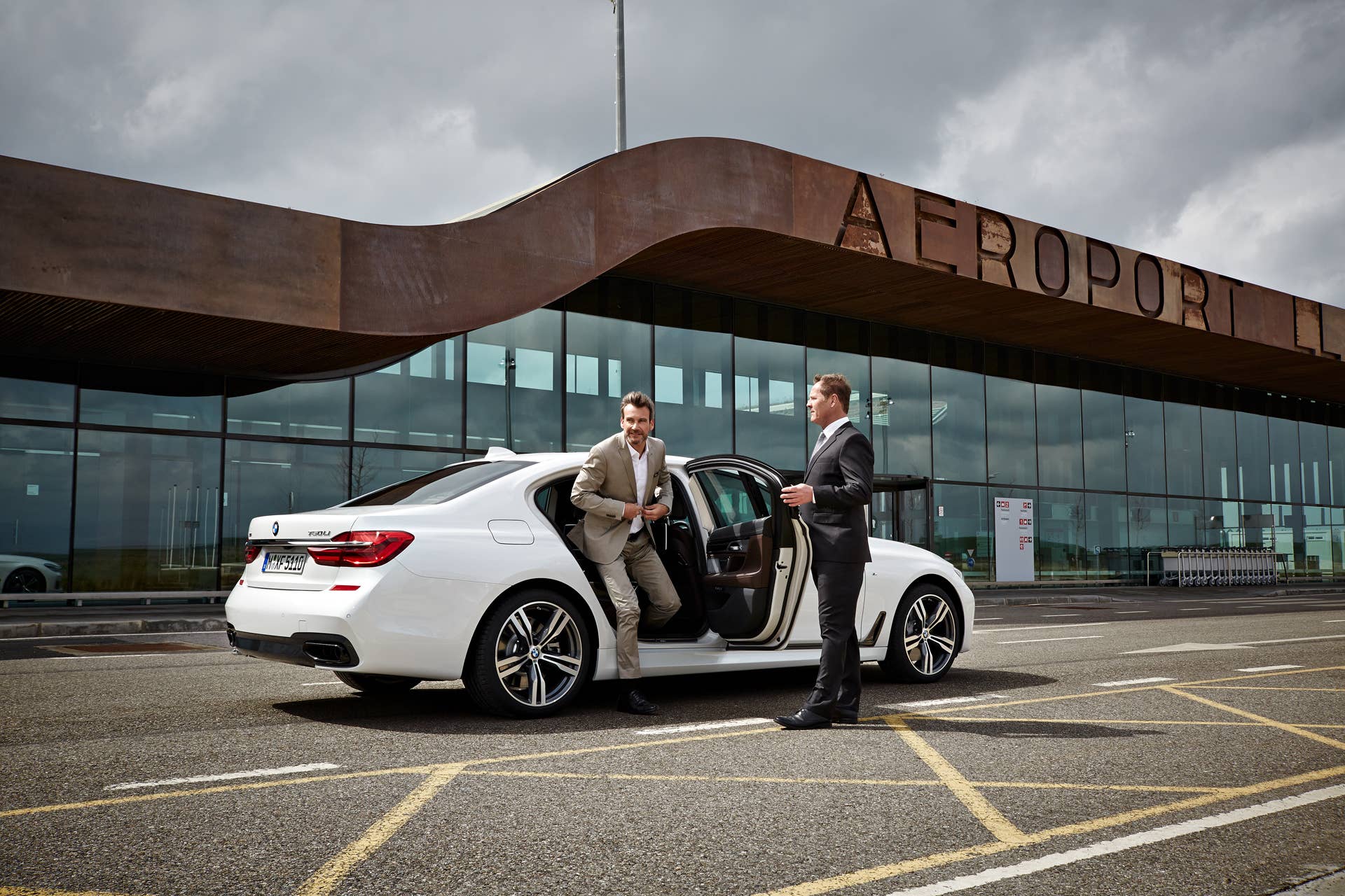 airport bmw 7 series man chauffeur