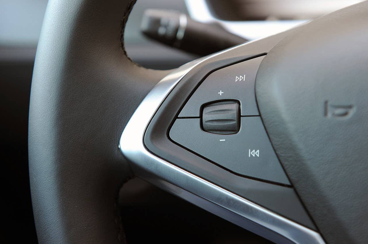 2012 Tesla Model S steering wheel controls