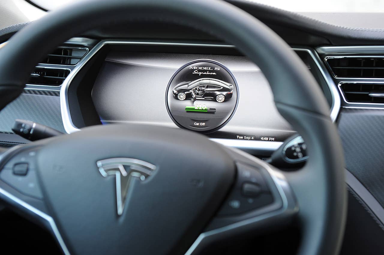2012 Tesla Model S digital display