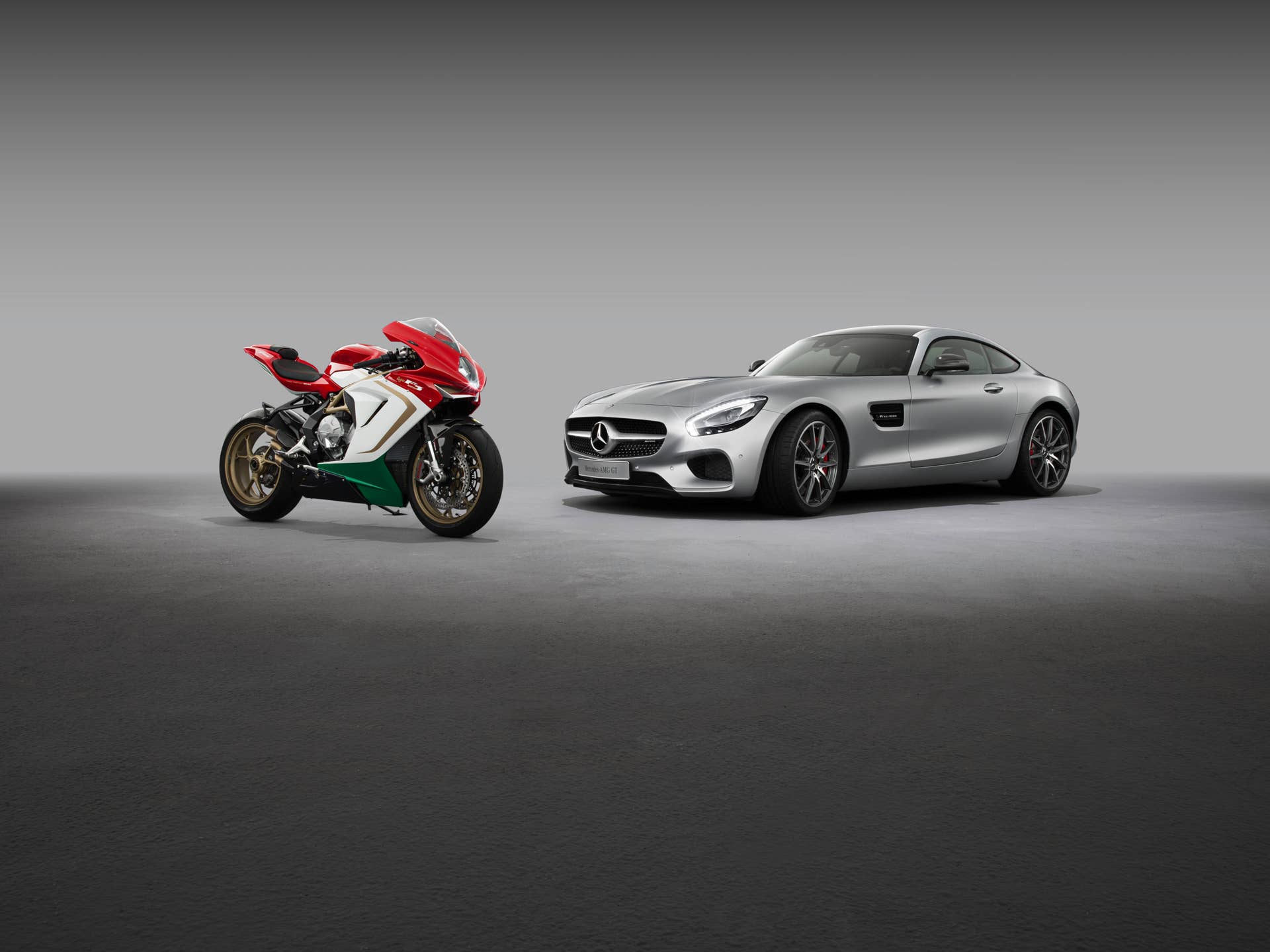 Mercedes-AMG und MV Agusta geben Kooperation bekannt. Die neue Partnerschaft umfasst die Zusammenarbeit bei Marketing und Vertrieb. Hier die aktuellen Produkt-Highlights der beiden High-End Marken: Der Mercedes-AMG GT S und die MV Agusta F3 800 Ago. // Mercedes-AMG and MV Agusta announce cooperation. The new partnership covers the cooperation in the area of marketing and sales. The actual product highlights of the two high-end brands: The Mercedes-AMG GT S and the MV Agusta F3 800 Ago.