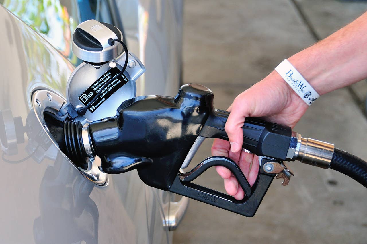 Bugatti Veyron 16.4 Grand Sport fueling