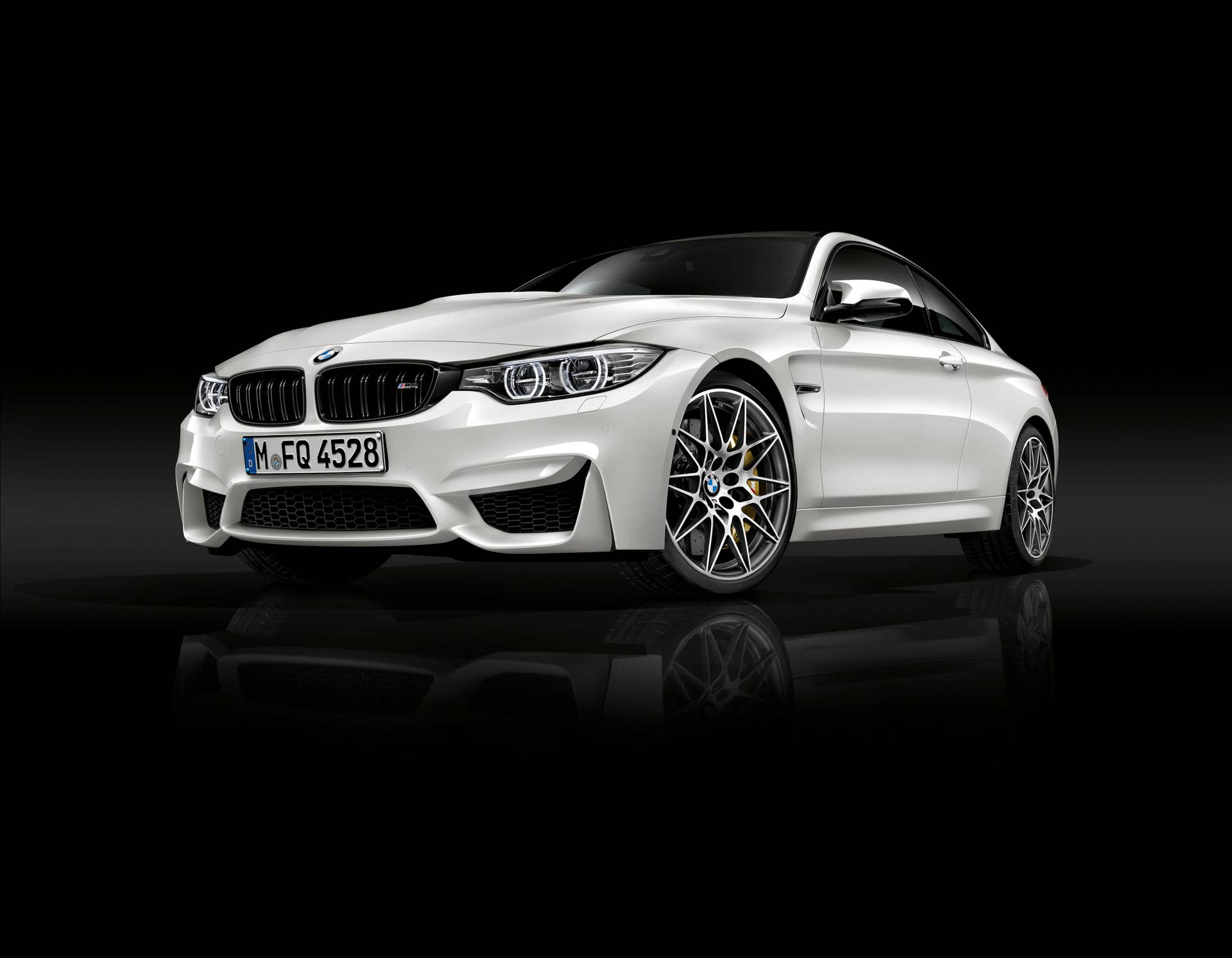 2016 BMW M4 Competition Package front 3/4