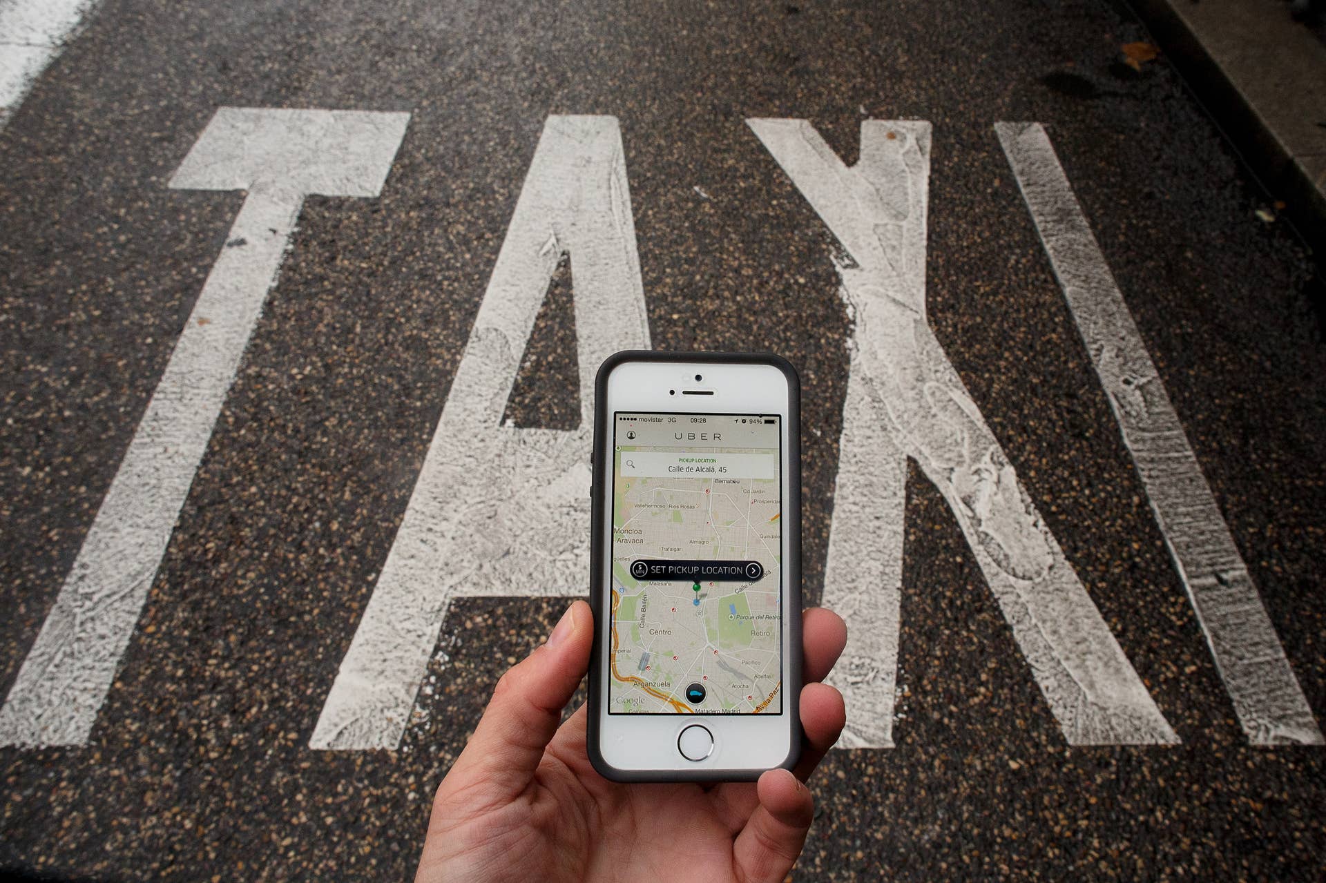 MADRID, SPAIN - OCTOBER 14:  In this photo illustration the new smart phone taxi app 'Uber' shows how to select a pick up location next to a taxi lane on October 14, 2014 in Madrid, Spain. 'Uber' application started to operate in Madrid last September despite Taxi drivers claim it is an illegal activity and its drivers currently operate without a license. 'Uber' is an American based company which is quickly expanding to some of the main cities from around the world.  (Photo by Pablo Blazquez Dominguez/Getty Images)