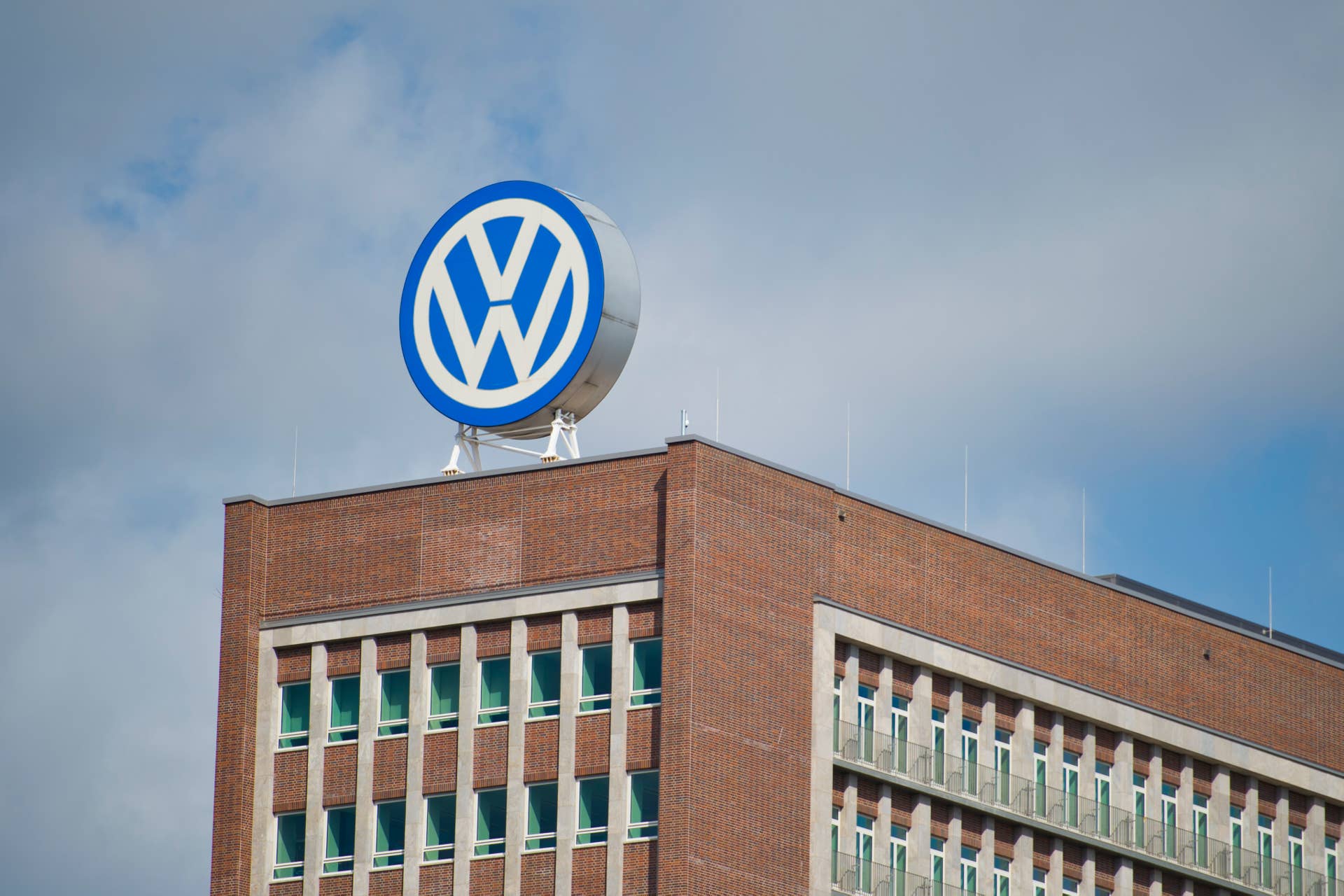 Roma 22/09/2015, marchio volkswagen. Nella foto alcune bandiere