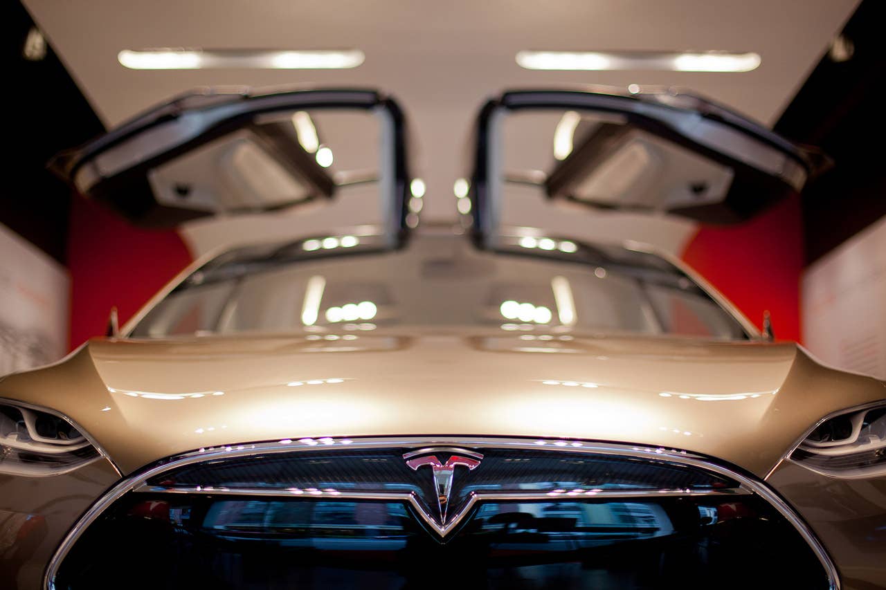 close-up model x hood