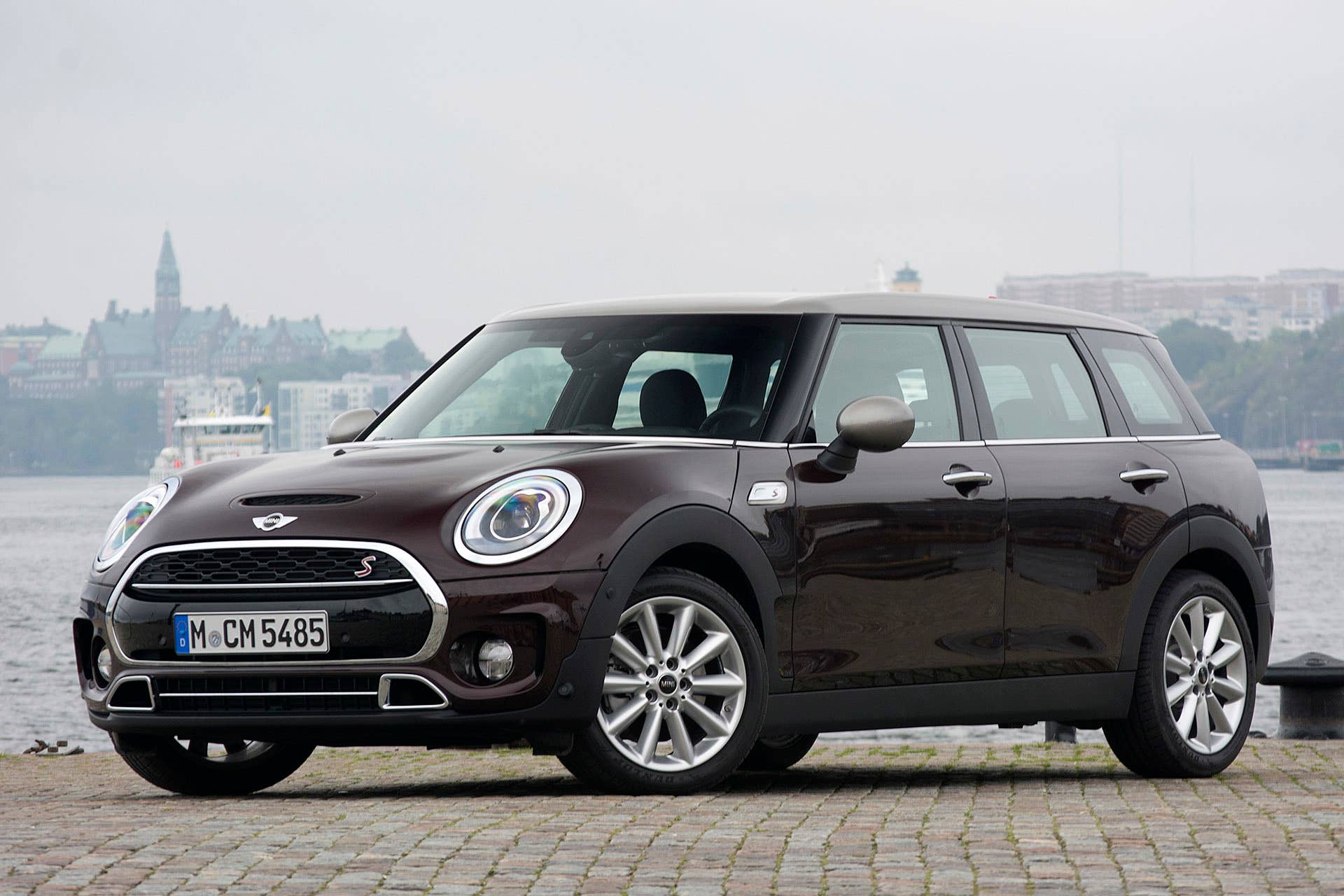 2016 Mini Cooper S Clubman front 3/4 view
