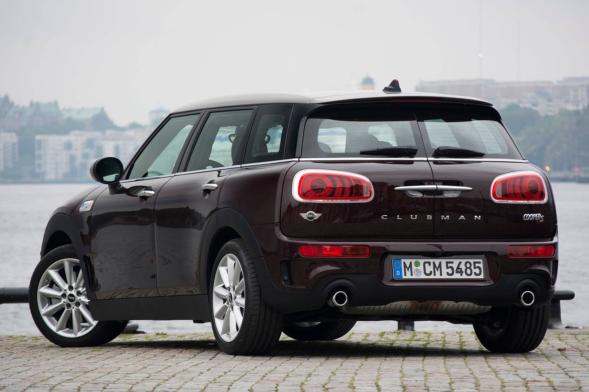 2016 Mini Cooper S Clubman rear 3/4 view