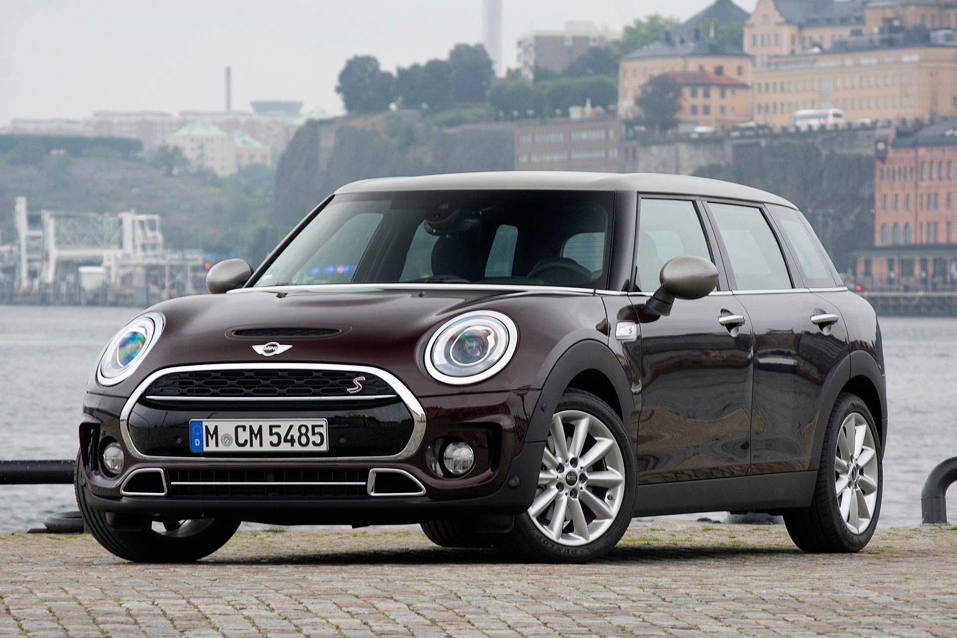 2016 Mini Cooper S Clubman front 3/4 view