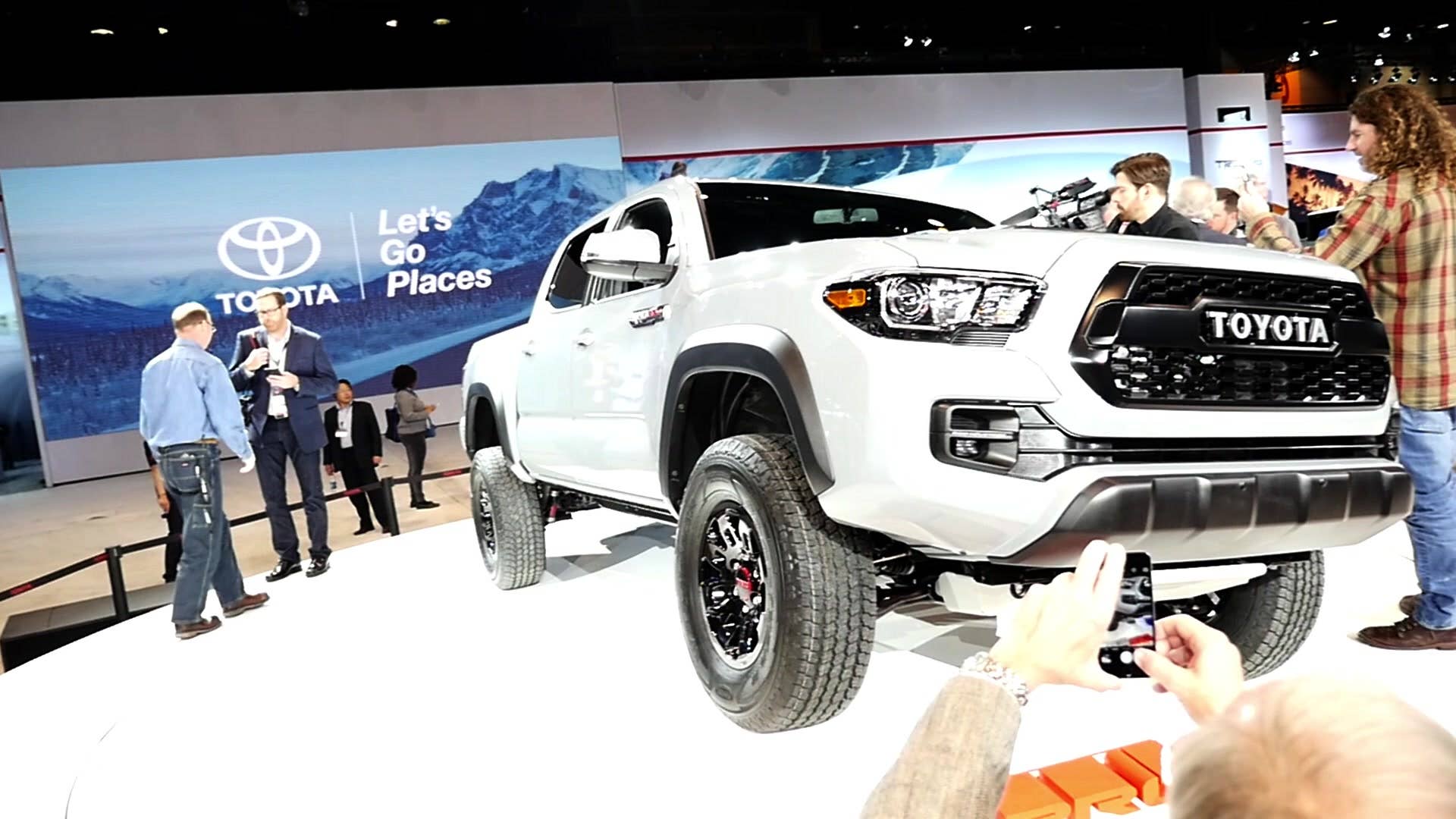 2017 Toyota Tacoma TRD | 2016 Chicago Autoshow | Beauty-Roll