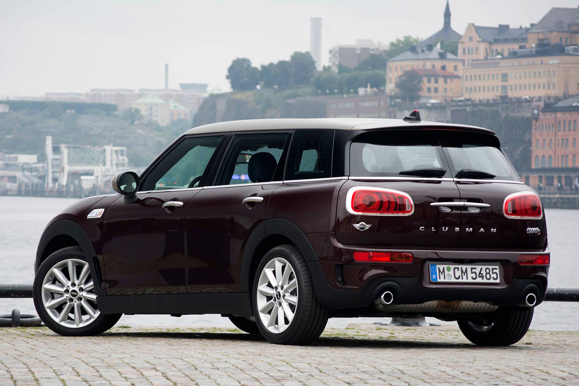 2016 Mini Cooper S Clubman rear 3/4 view