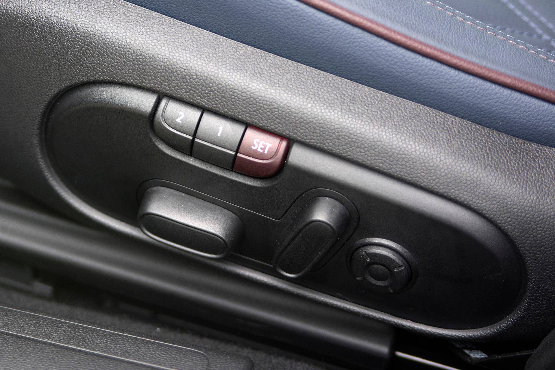 2016 Mini Cooper S Clubman seat controls