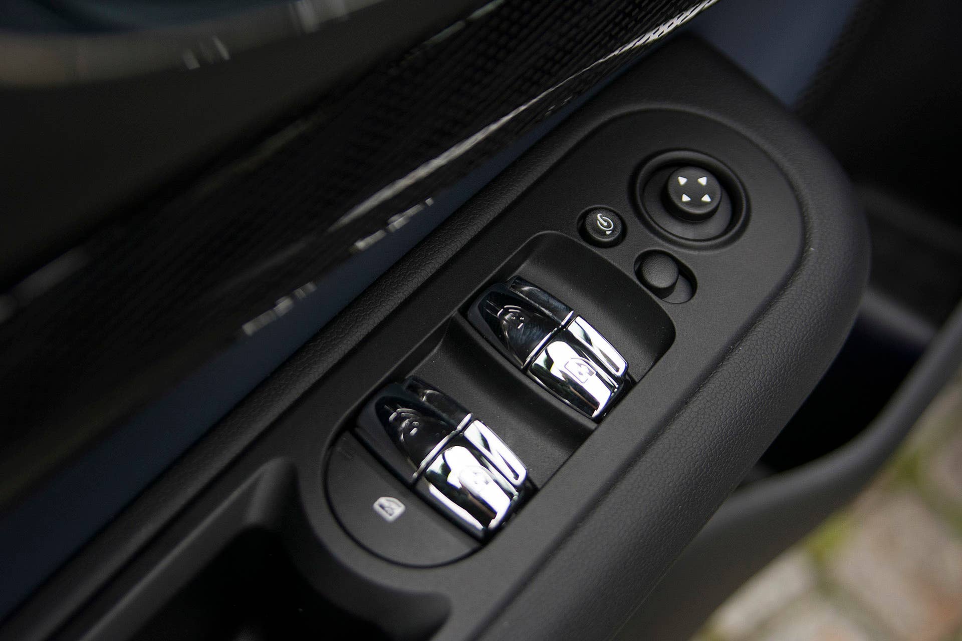 2016 Mini Cooper S Clubman door controls