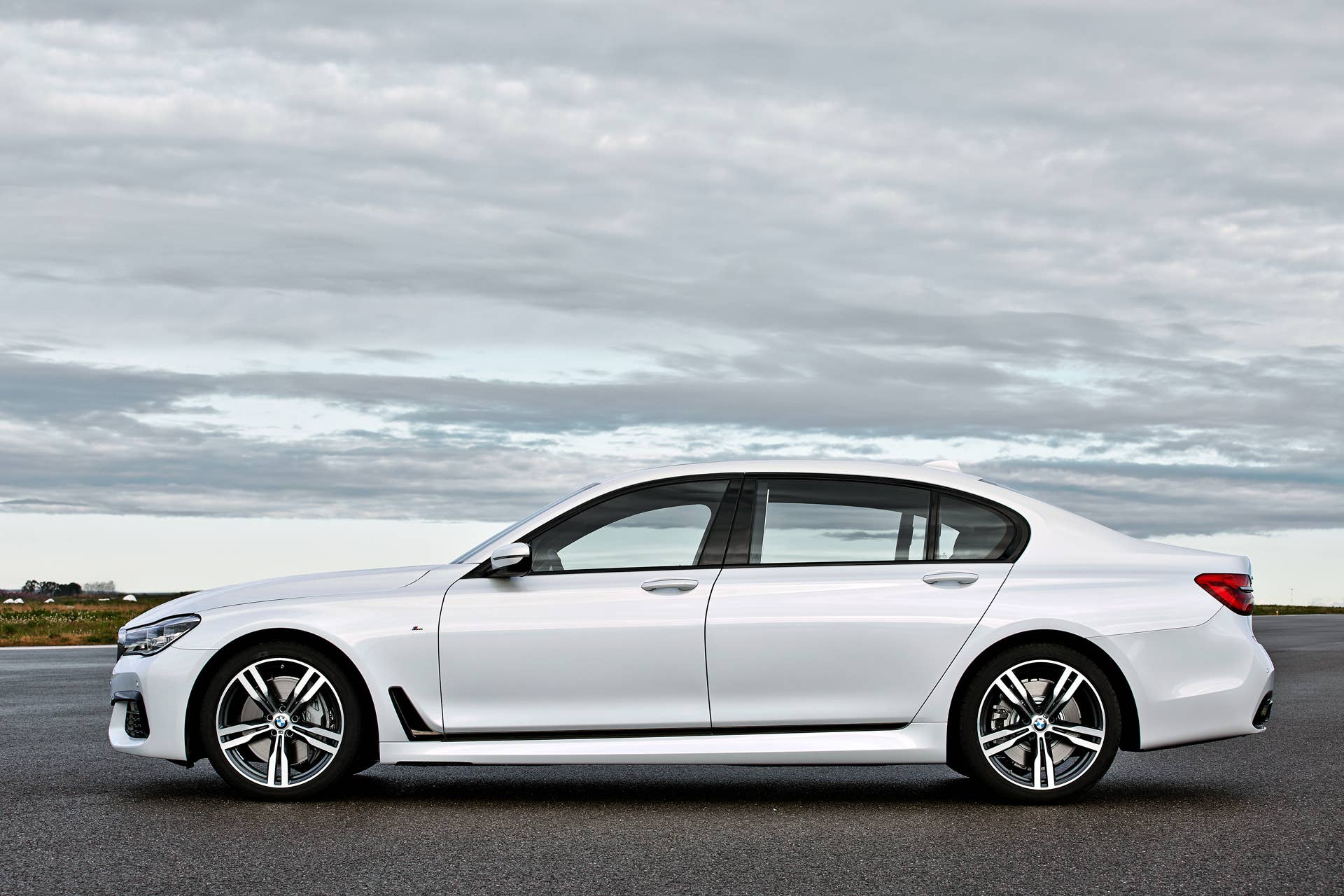 bmw profile parked 2016 7 series