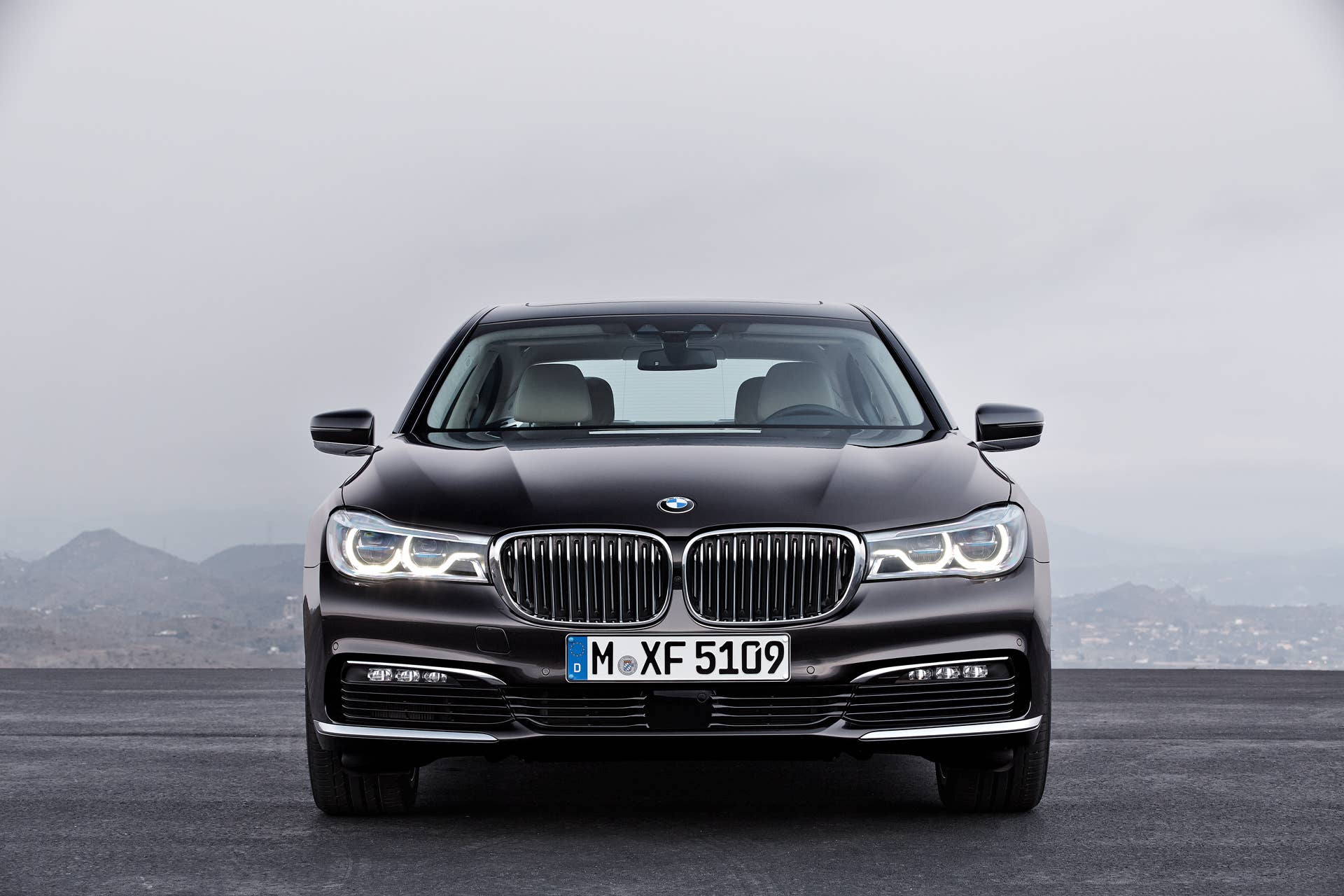 front stationary bmw 7 series 2016