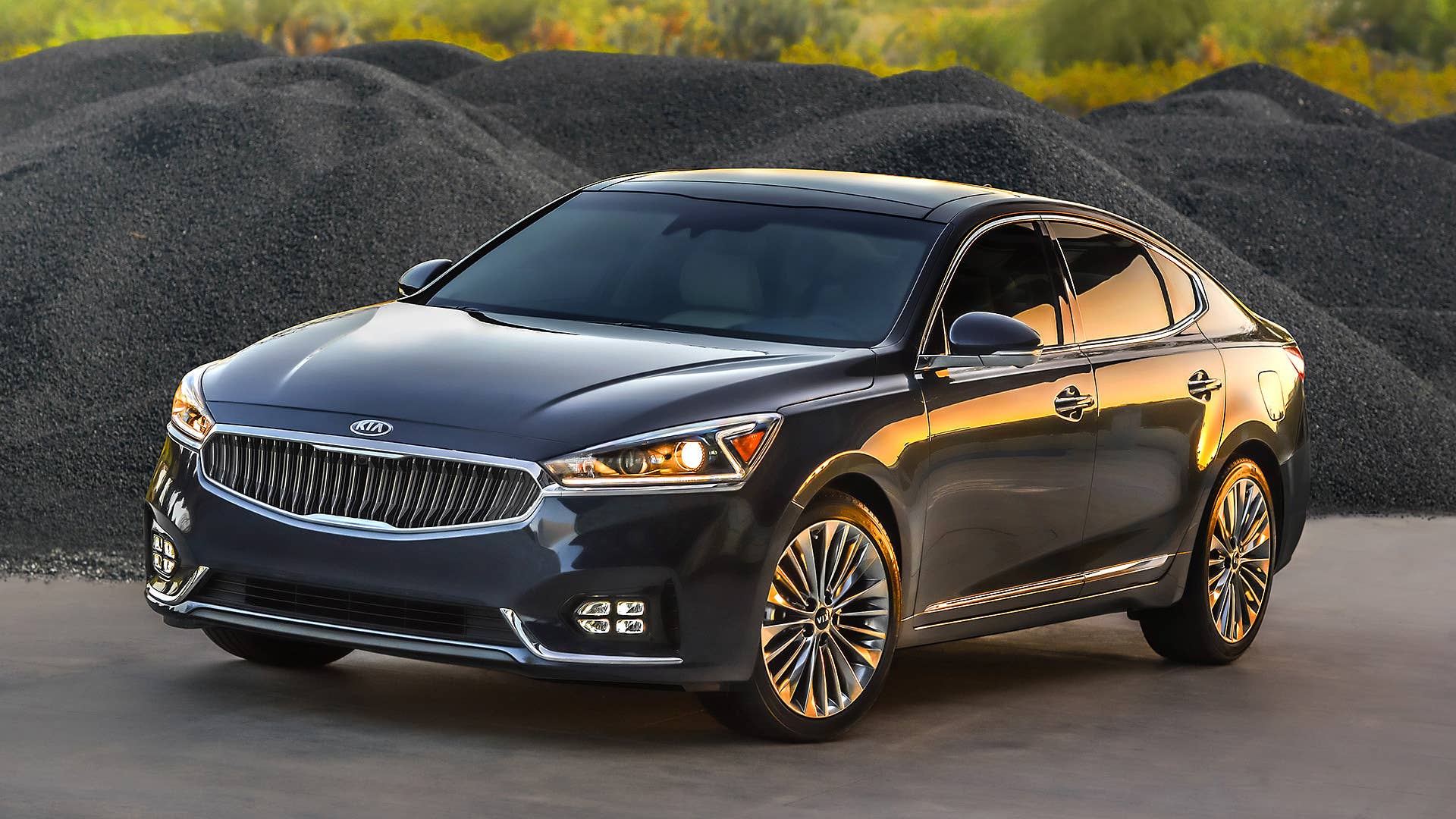 2017 Kia Cadenza front 3/4 view