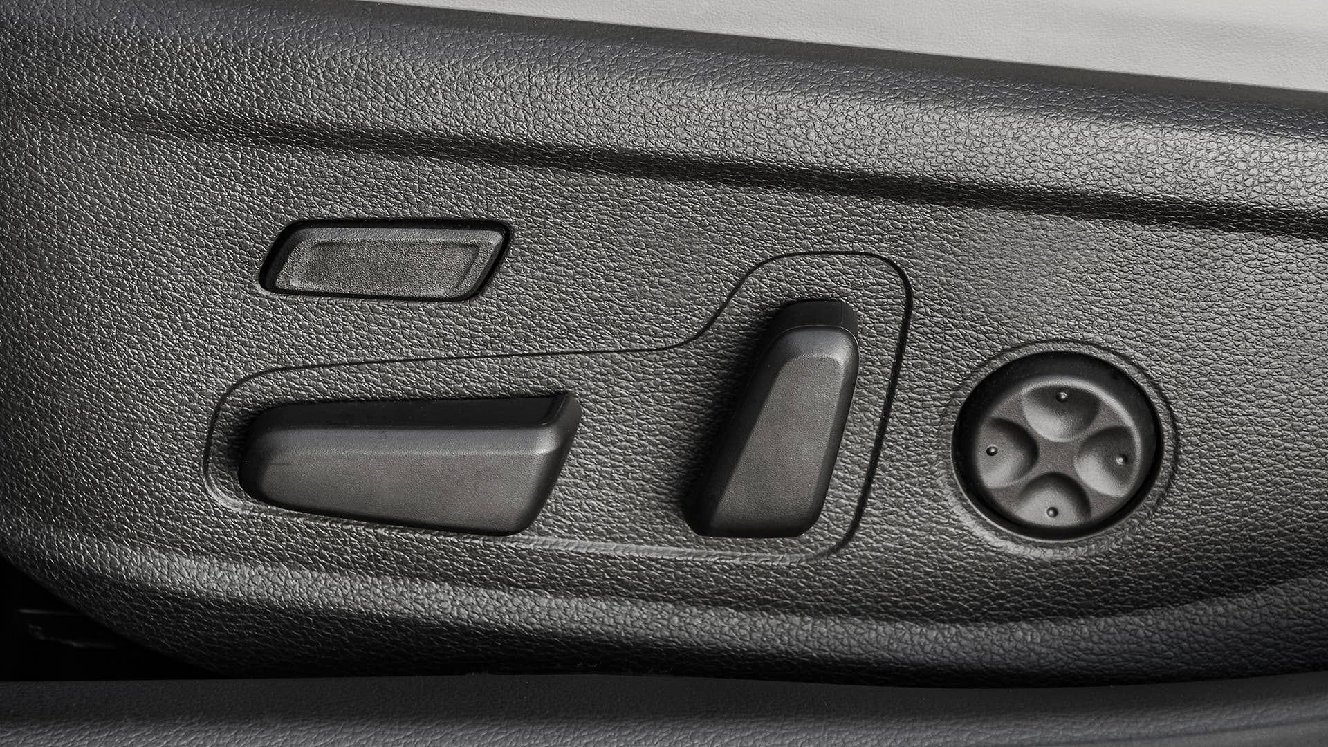 2017 Kia Cadenza seat controls