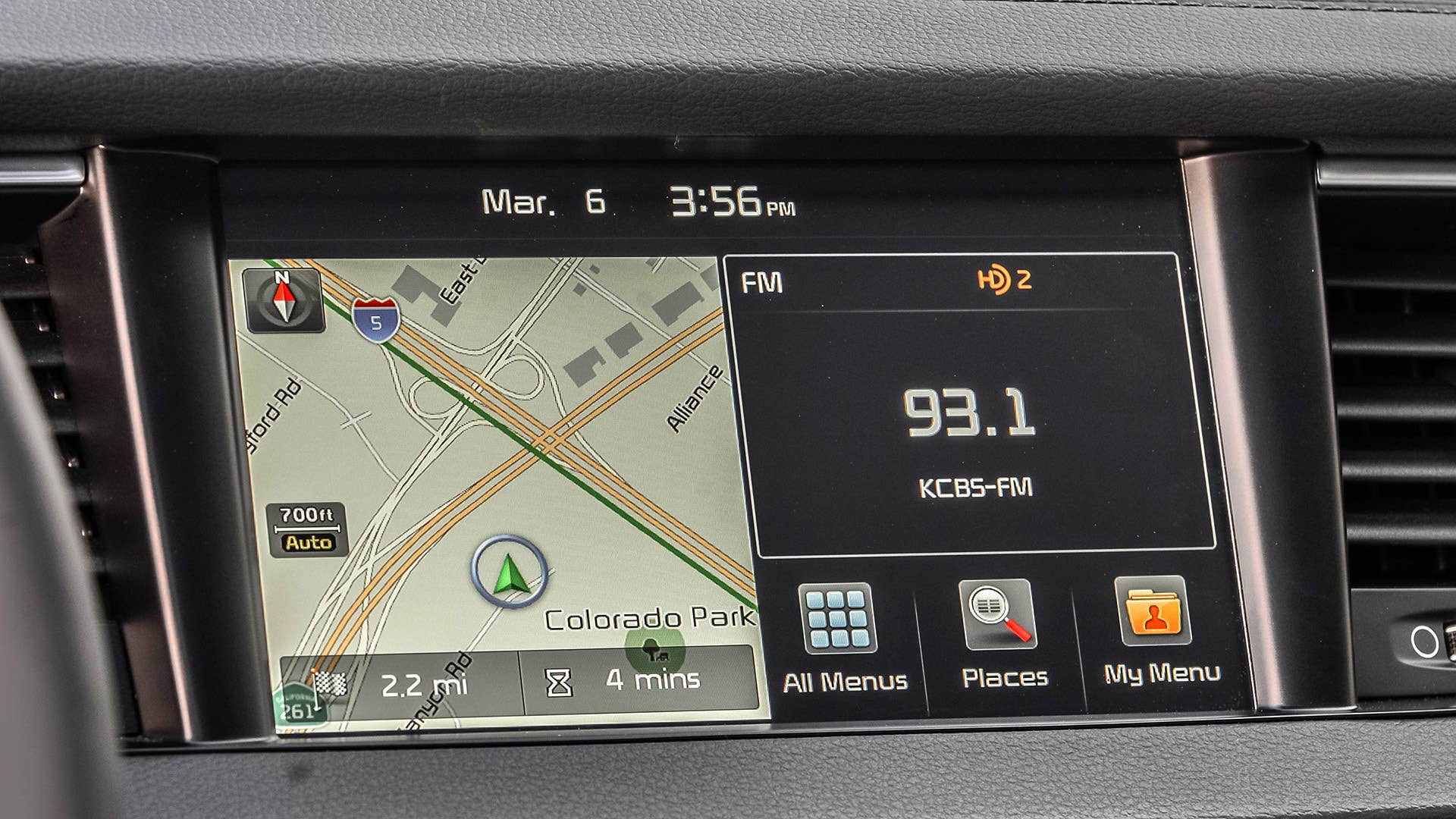 2017 Kia Cadenza infotainment system