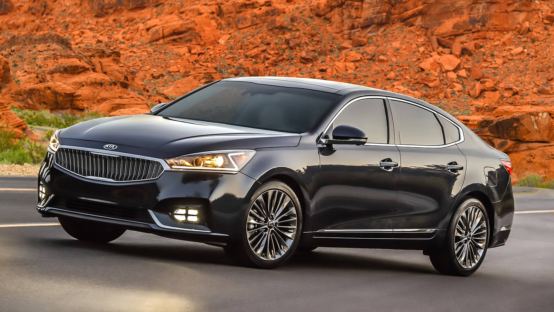 2017 Kia Cadenza front 3/4 view