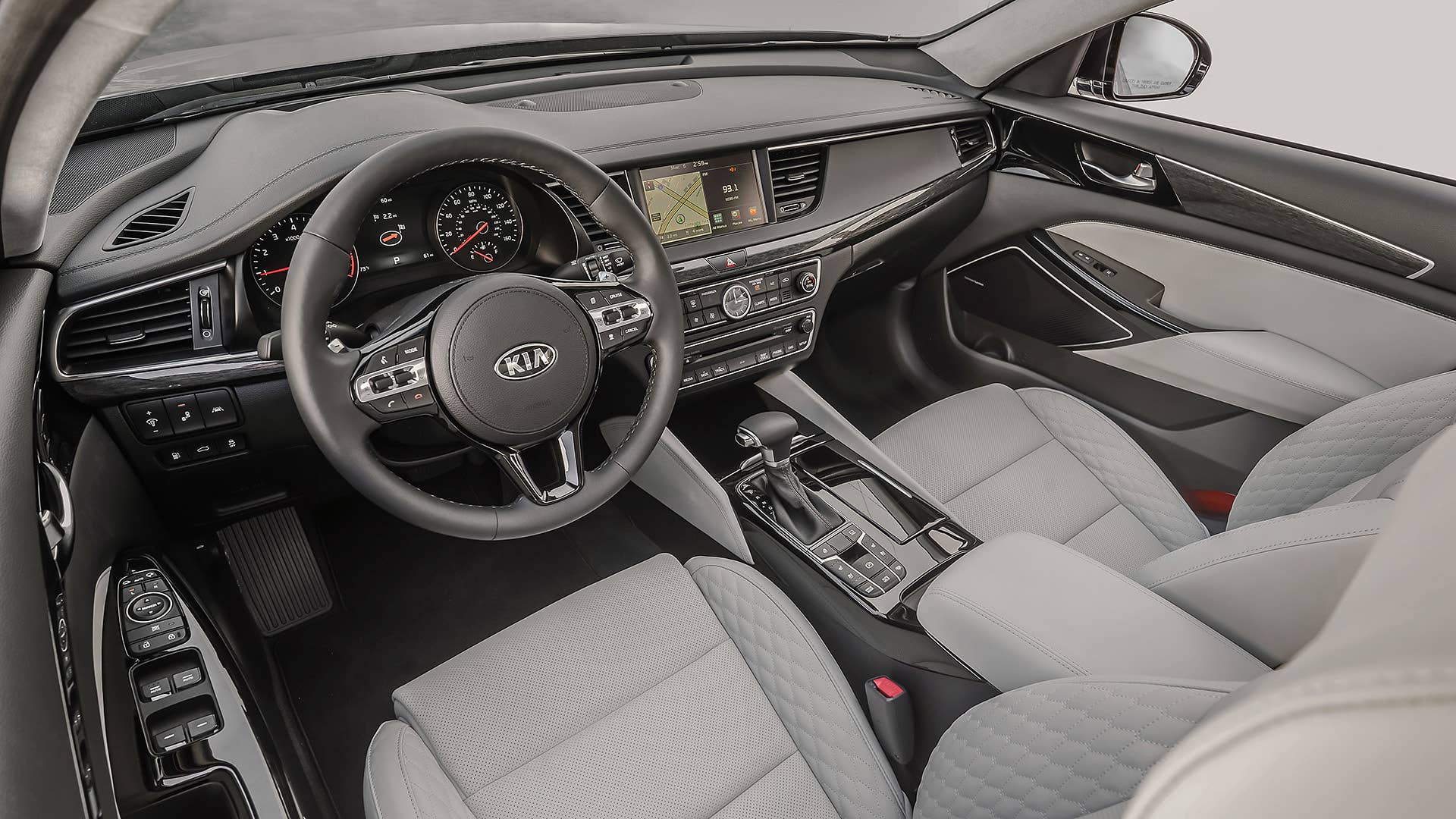 2017 Kia Cadenza interior