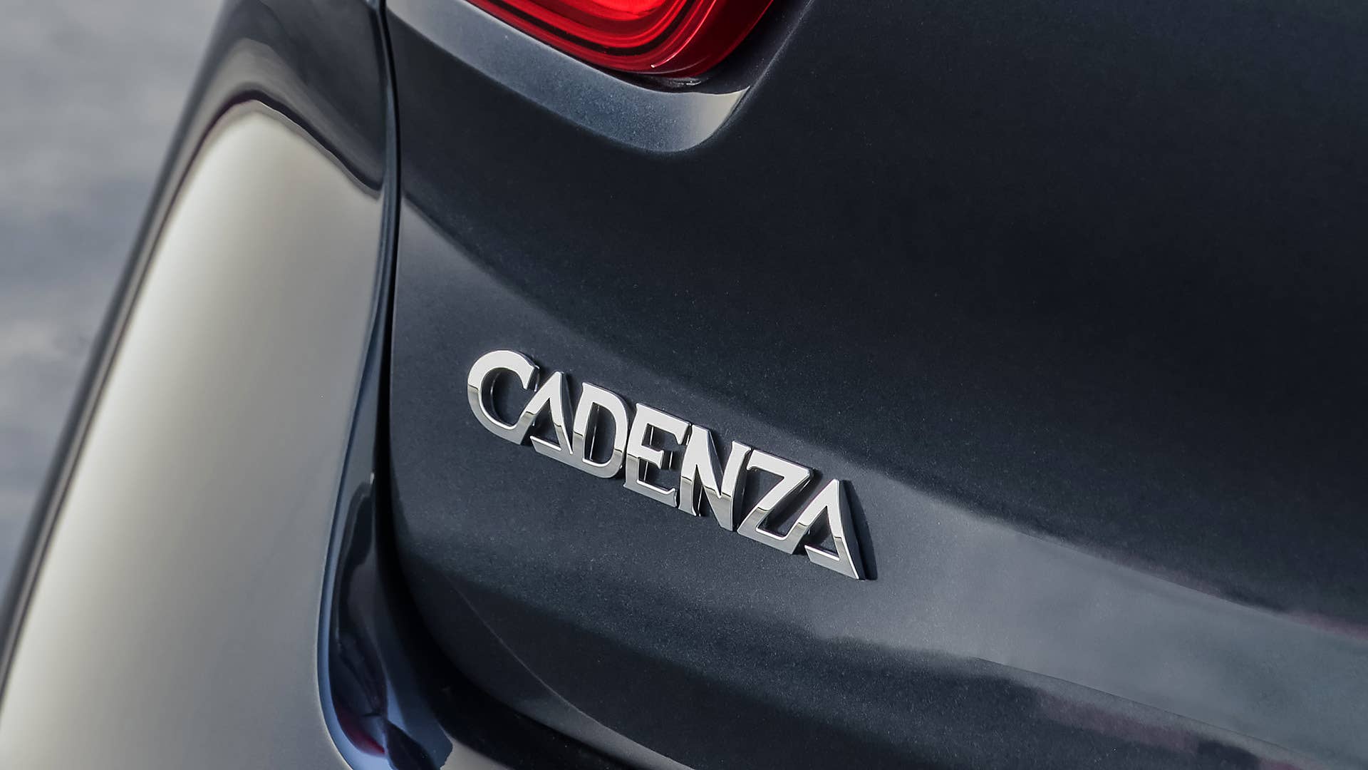 2017 Kia Cadenza badge
