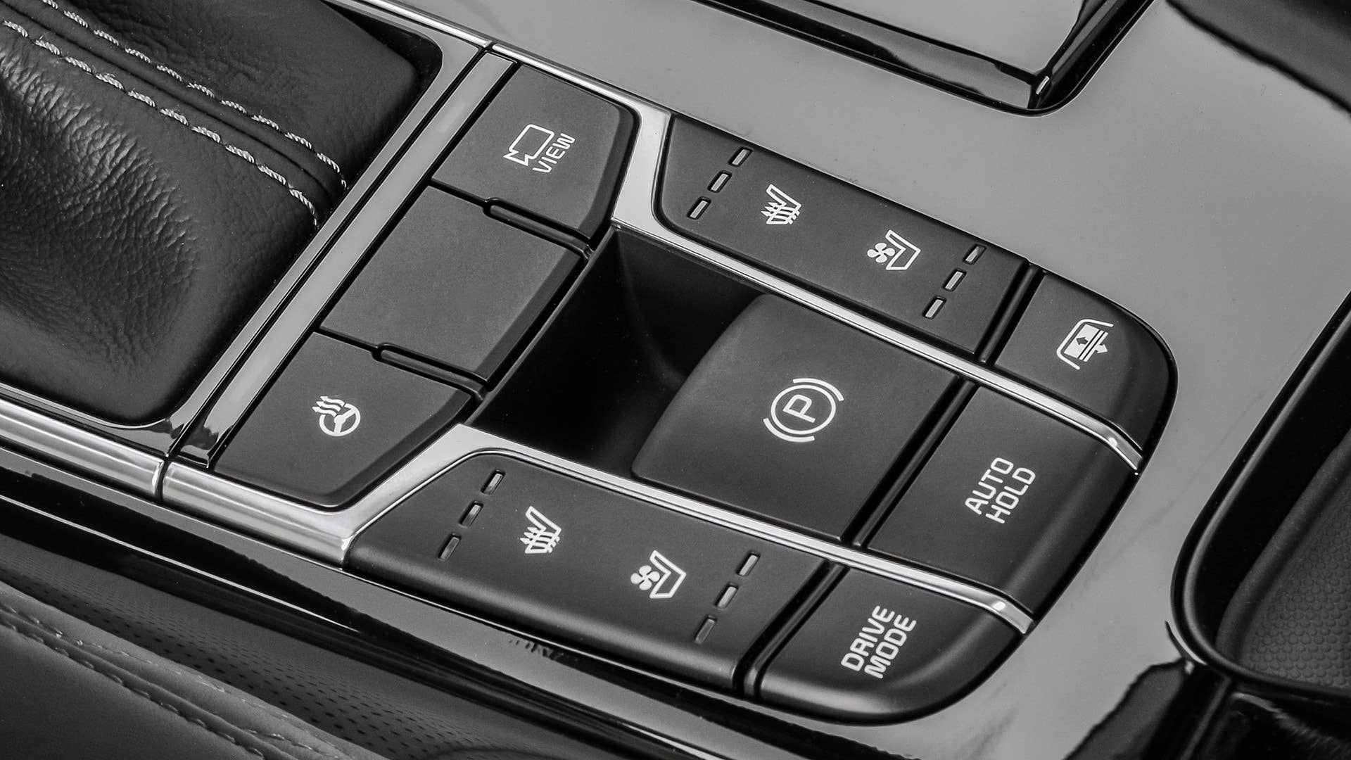 2017 Kia Cadenza center console