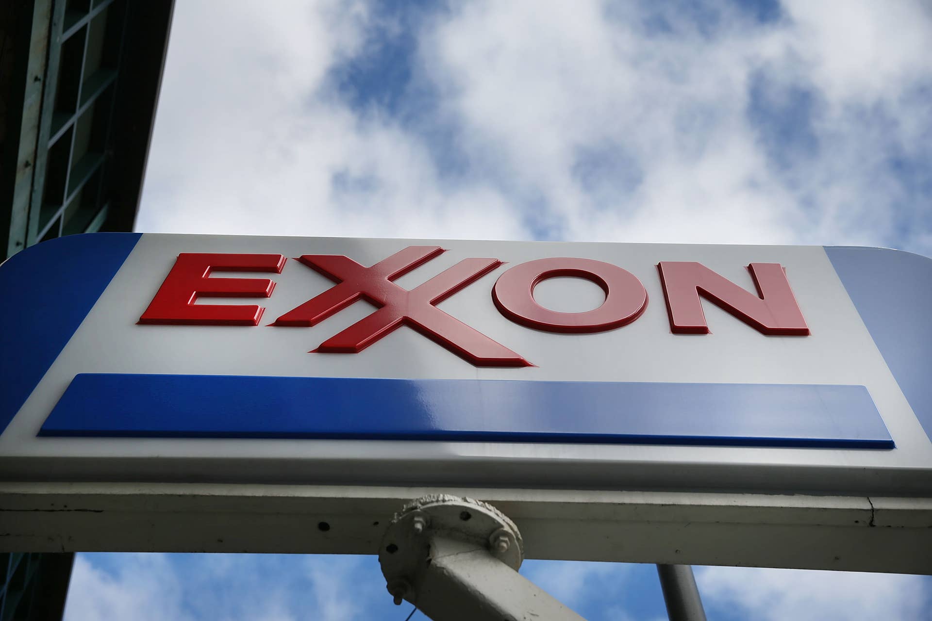 NEW YORK, NY - OCTOBER 28: A sign for an Exxon gas station stands in a Brooklyn neighborhood on October 28, 2016 in New York City. As lower gas prices continue to do damage to oil companies, the world's largest publicly traded oil producer reported a 38% decline in quarterly profit. Exxon shares were down 1% to $86.04 late Friday morning. (Photo by Spencer Platt/Getty Images)