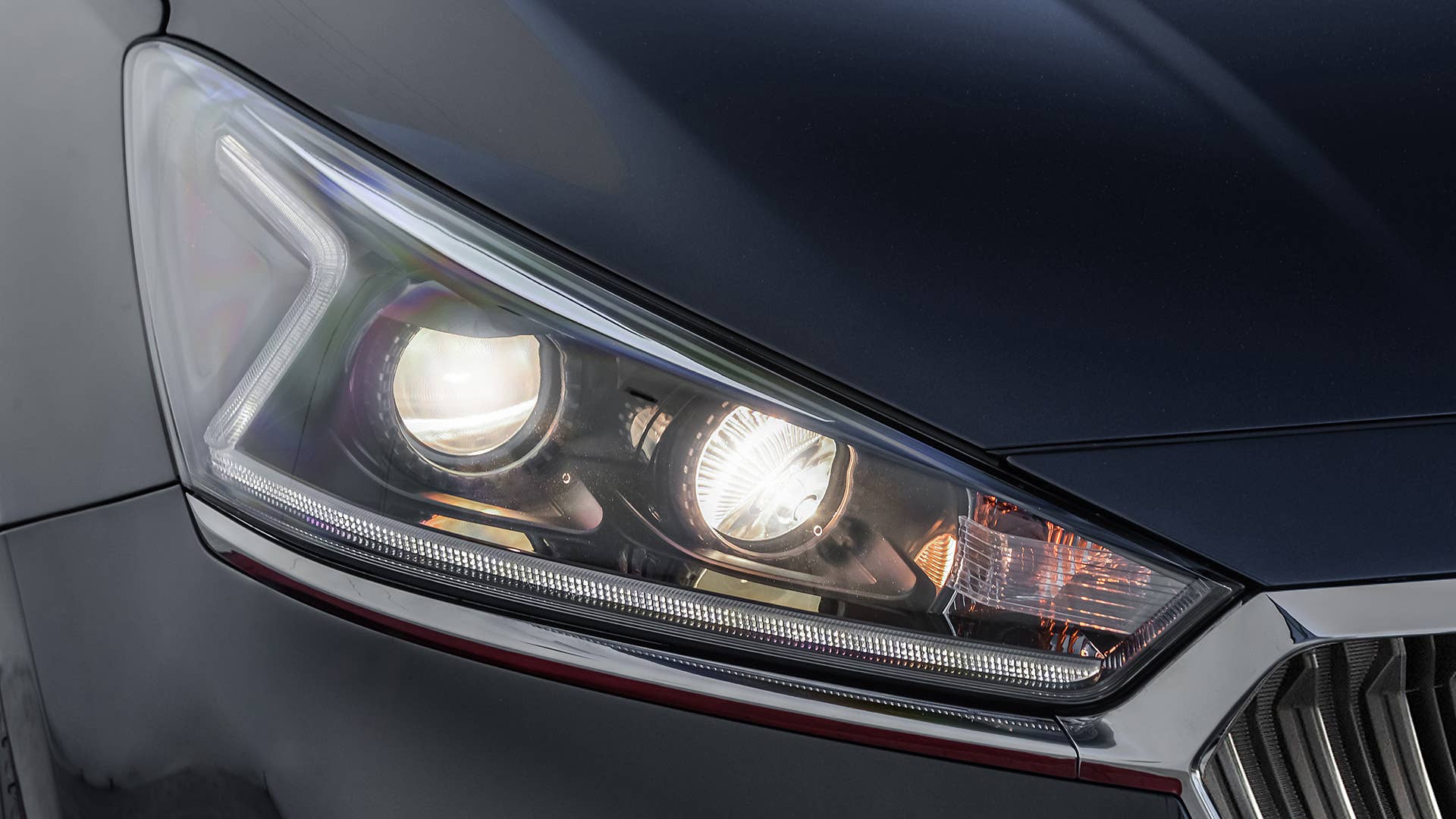 2017 Kia Cadenza headlight
