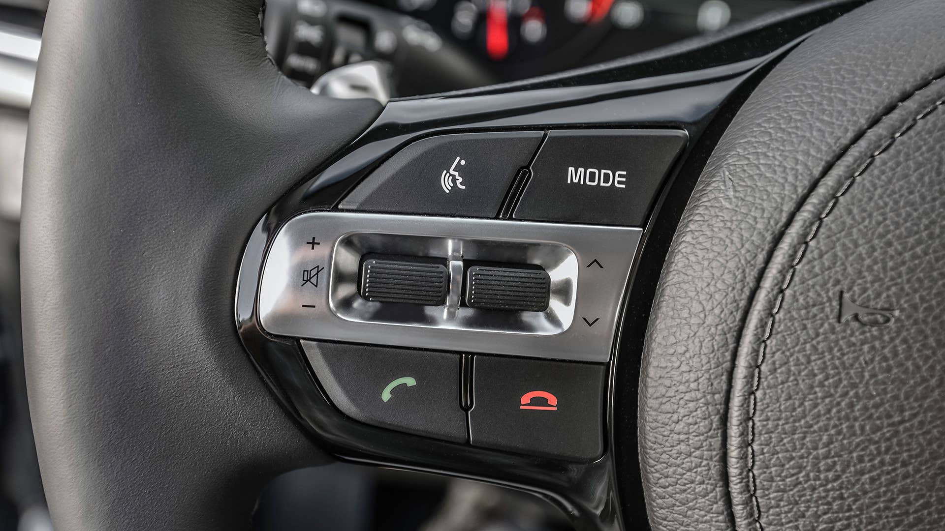 2017 Kia Cadenza steering wheel controls