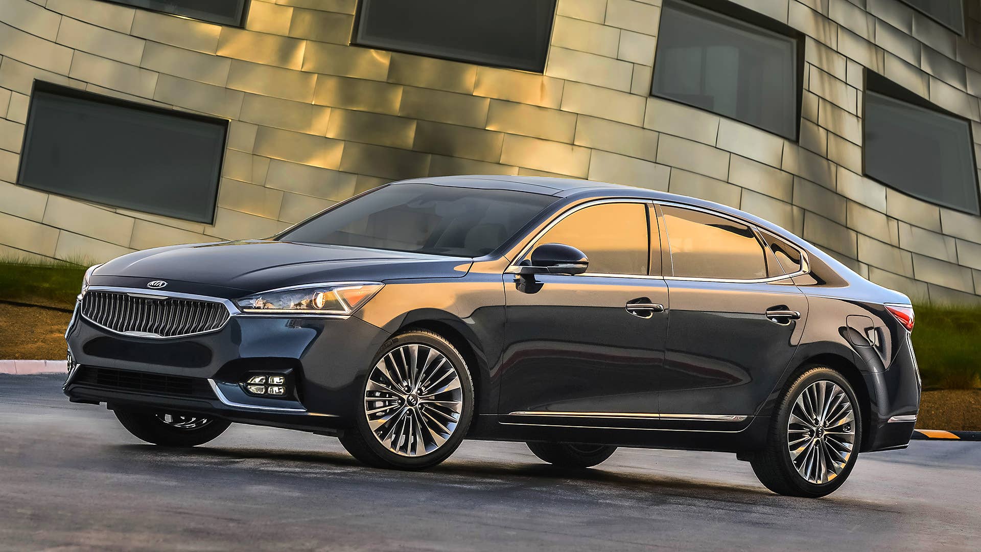 2017 Kia Cadenza front 3/4 view