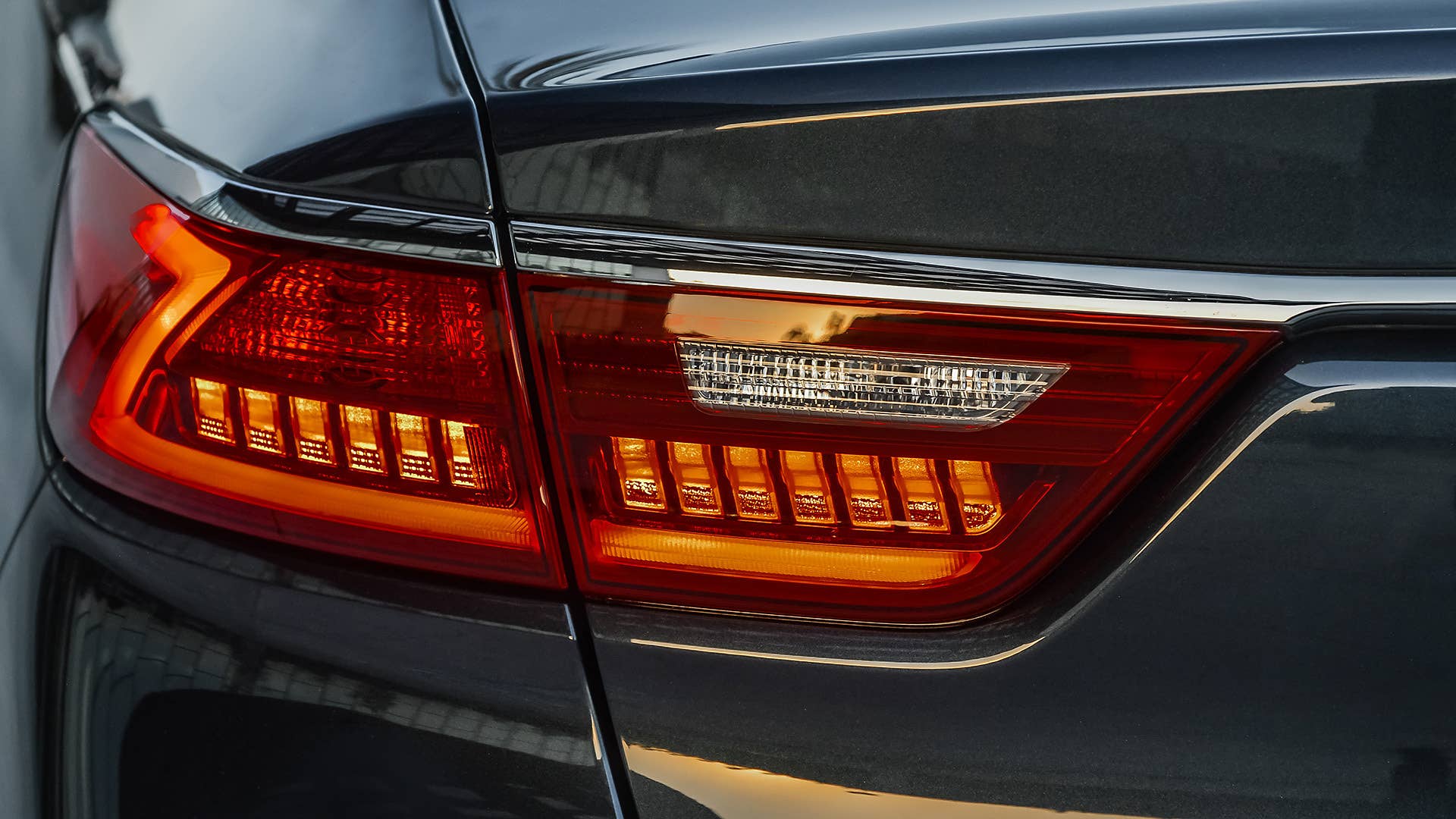 2017 Kia Cadenza taillights