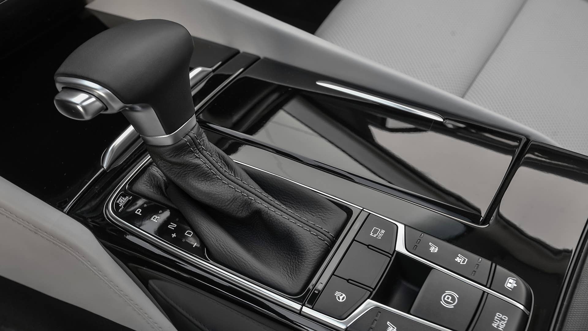 2017 Kia Cadenza shifter
