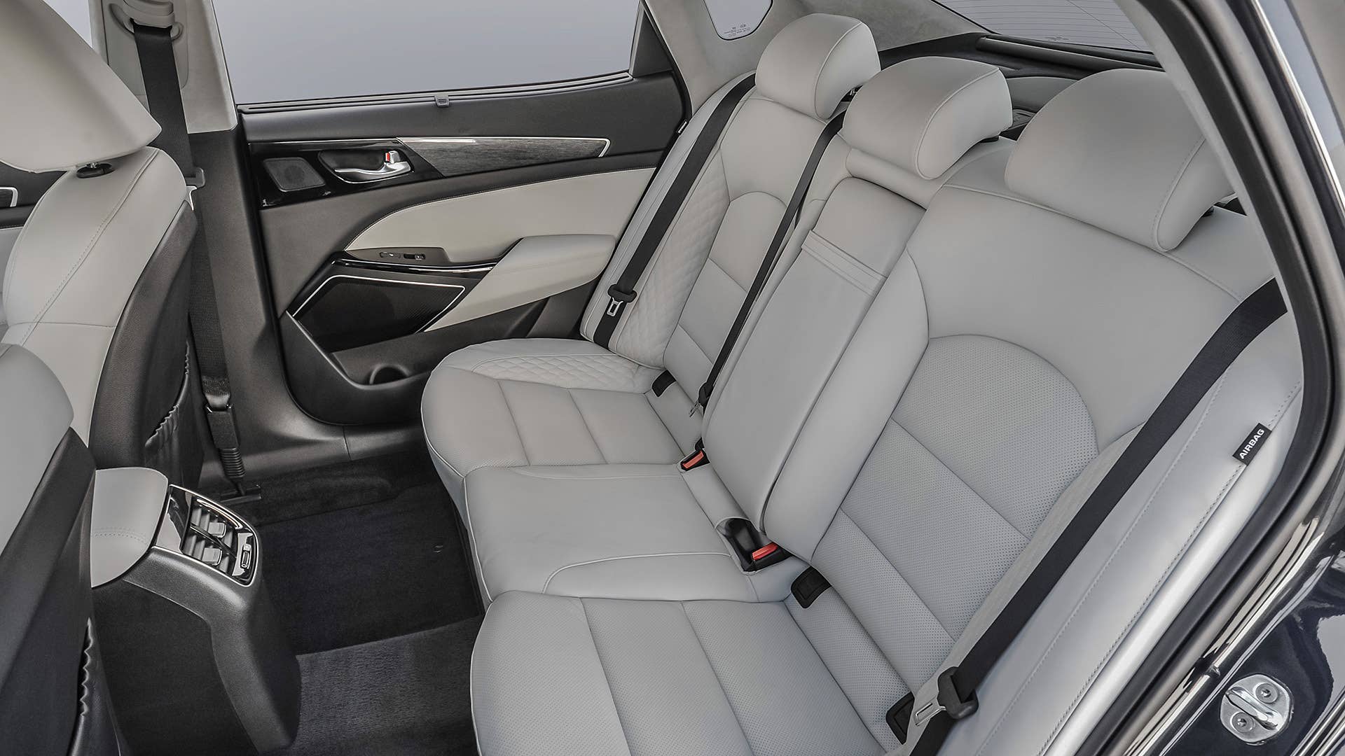 2017 Kia Cadenza rear seats