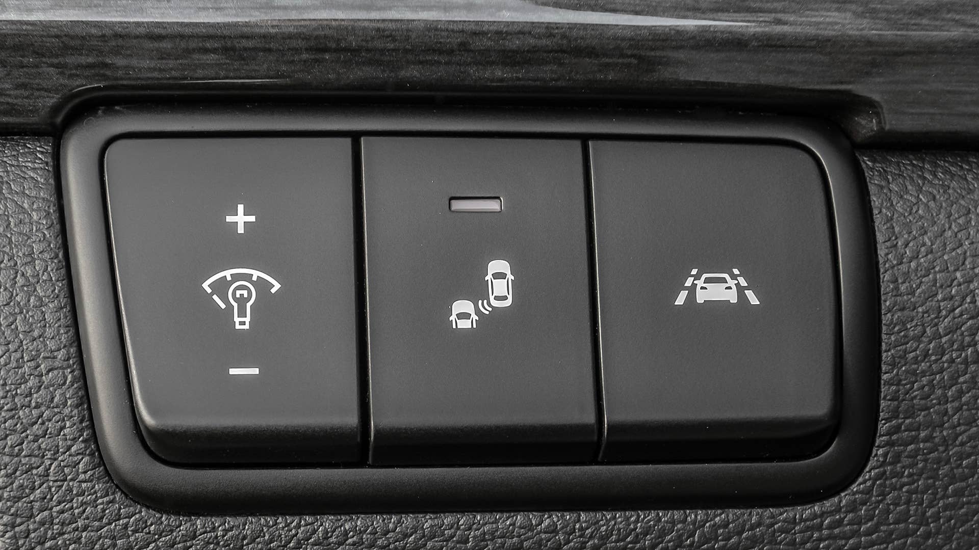 2017 Kia Cadenza drive controls