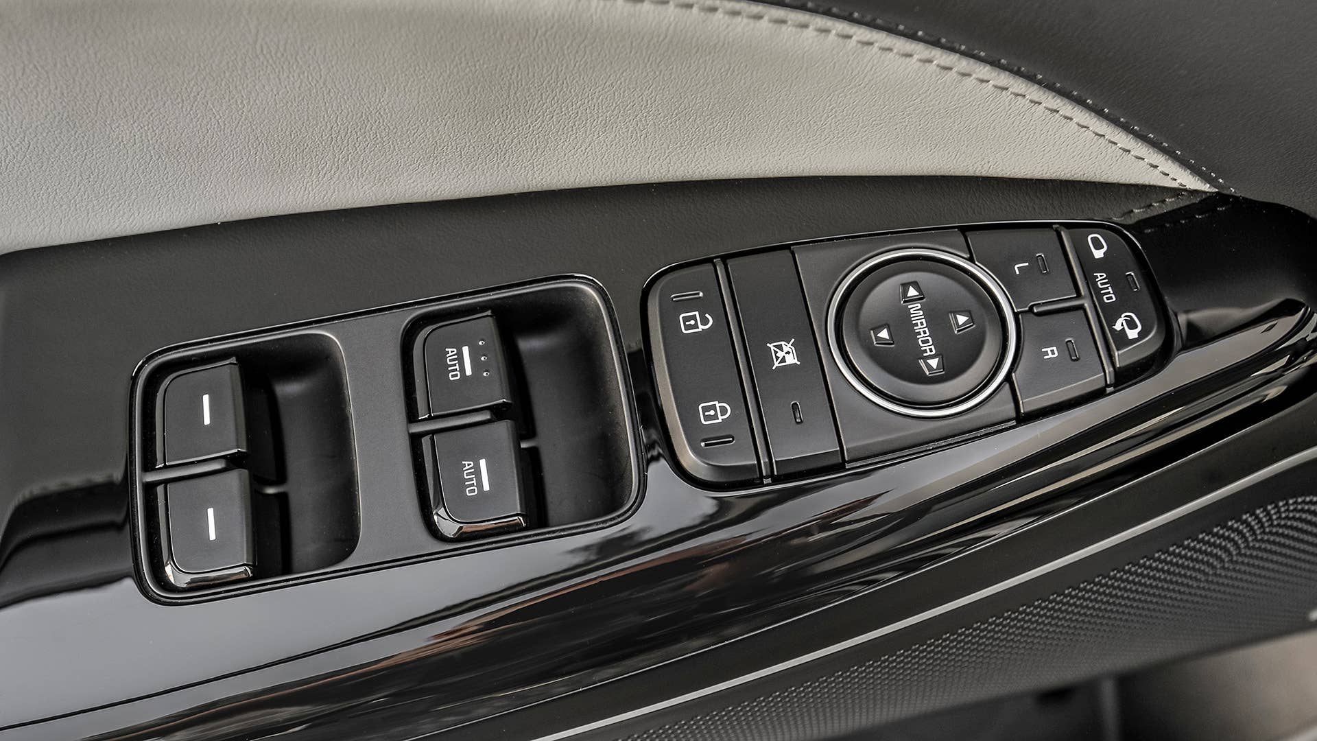 2017 Kia Cadenza door controls