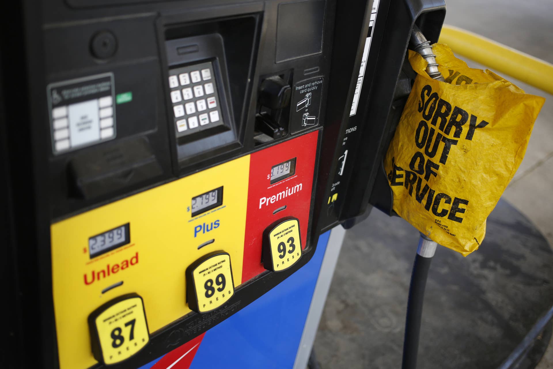 A 'Sorry Out Of Service' sign is seen on a fuel pump at a gas station in Spring Hill, Tennessee, U.S., on Monday, Sept. 19, 2016. Customers buying gasoline at grocery stores and other independent retailers may pay more than those shopping at name-brand outlets after the biggest gasoline pipeline in the U.S. sprung a leak in Alabama on Sept. 9. Colonial Pipeline Co. has proposed restarting the line on Sept. 22, according to the Alabama Emergency Management Agency. Photographer: Luke Sharrett/Bloomberg via Getty Images