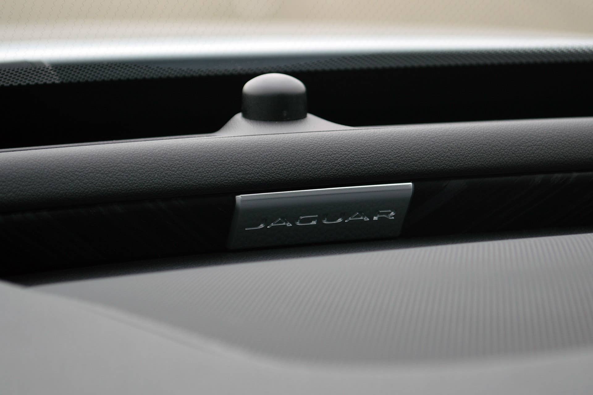 2016 Jaguar XF badge