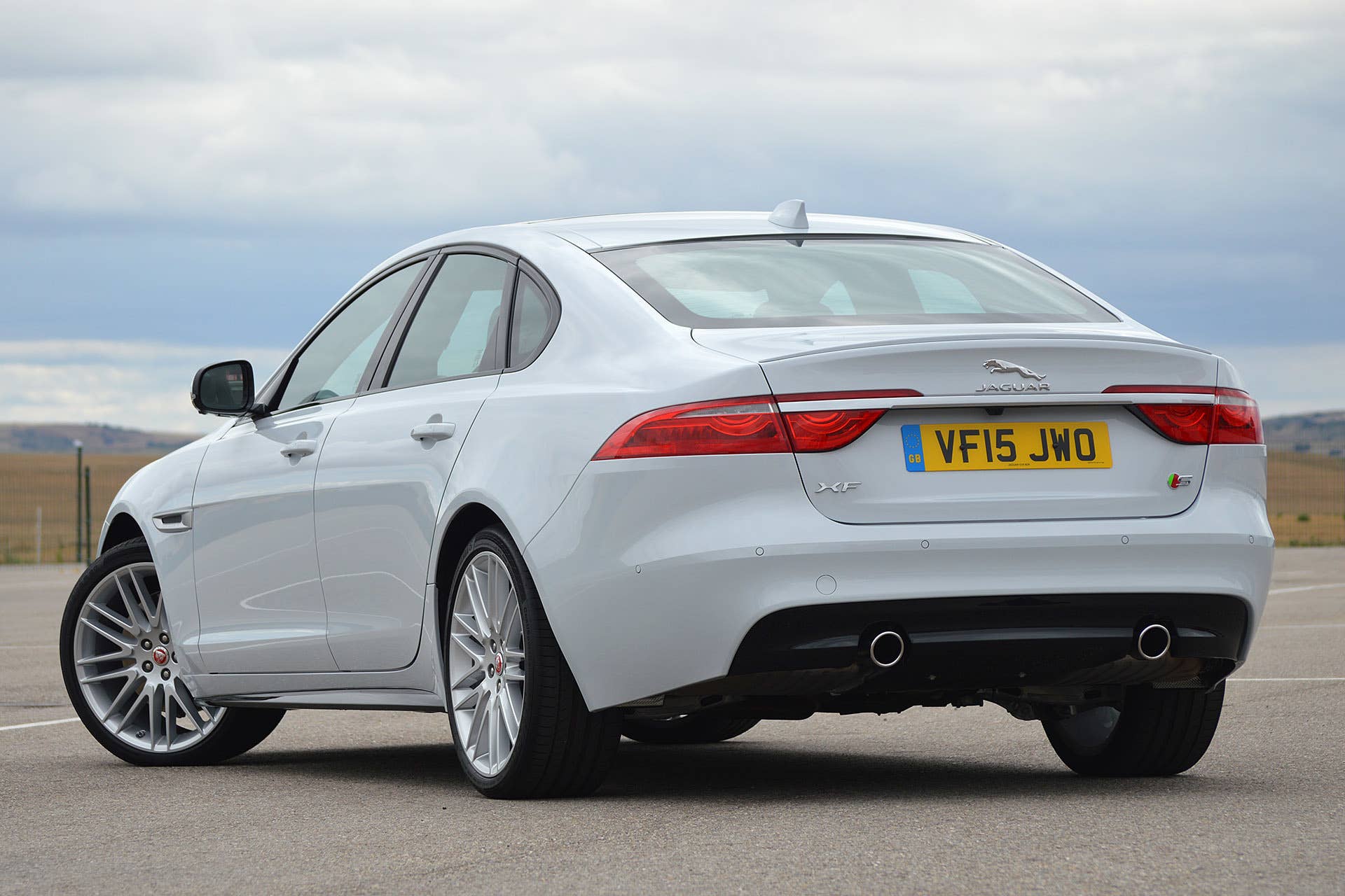 2016 Jaguar XF rear 3/4 view