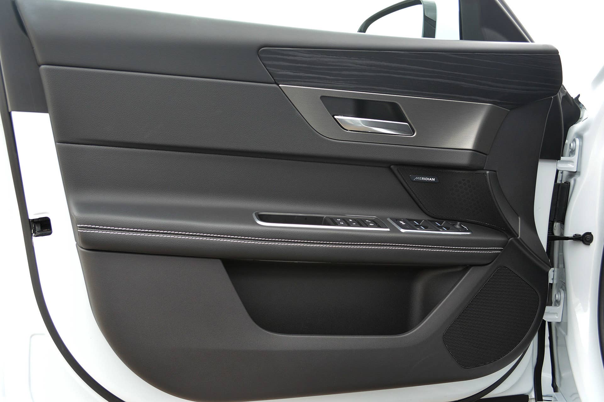 2016 Jaguar XF door