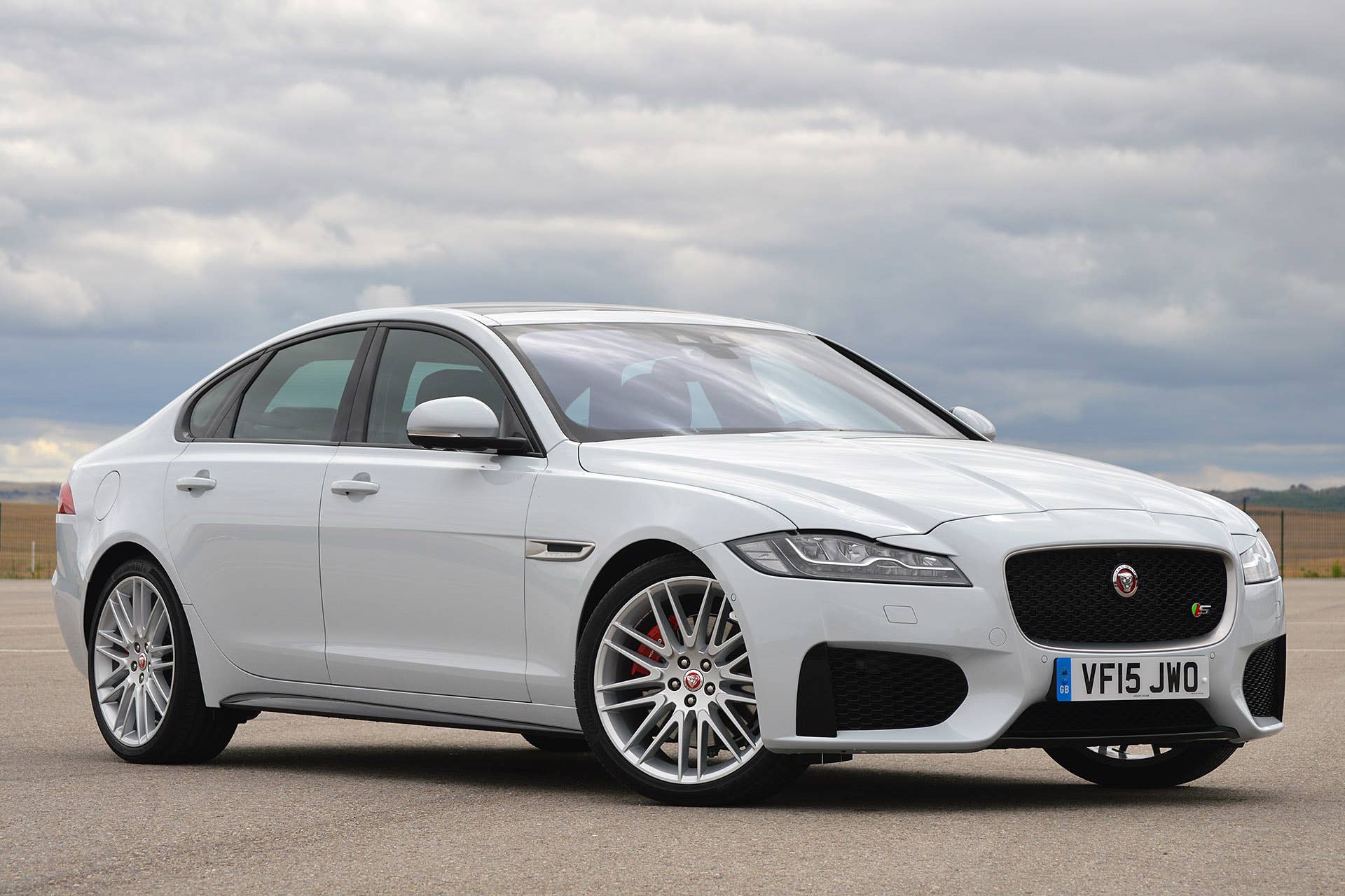 2016 Jaguar XF front 3/4 view