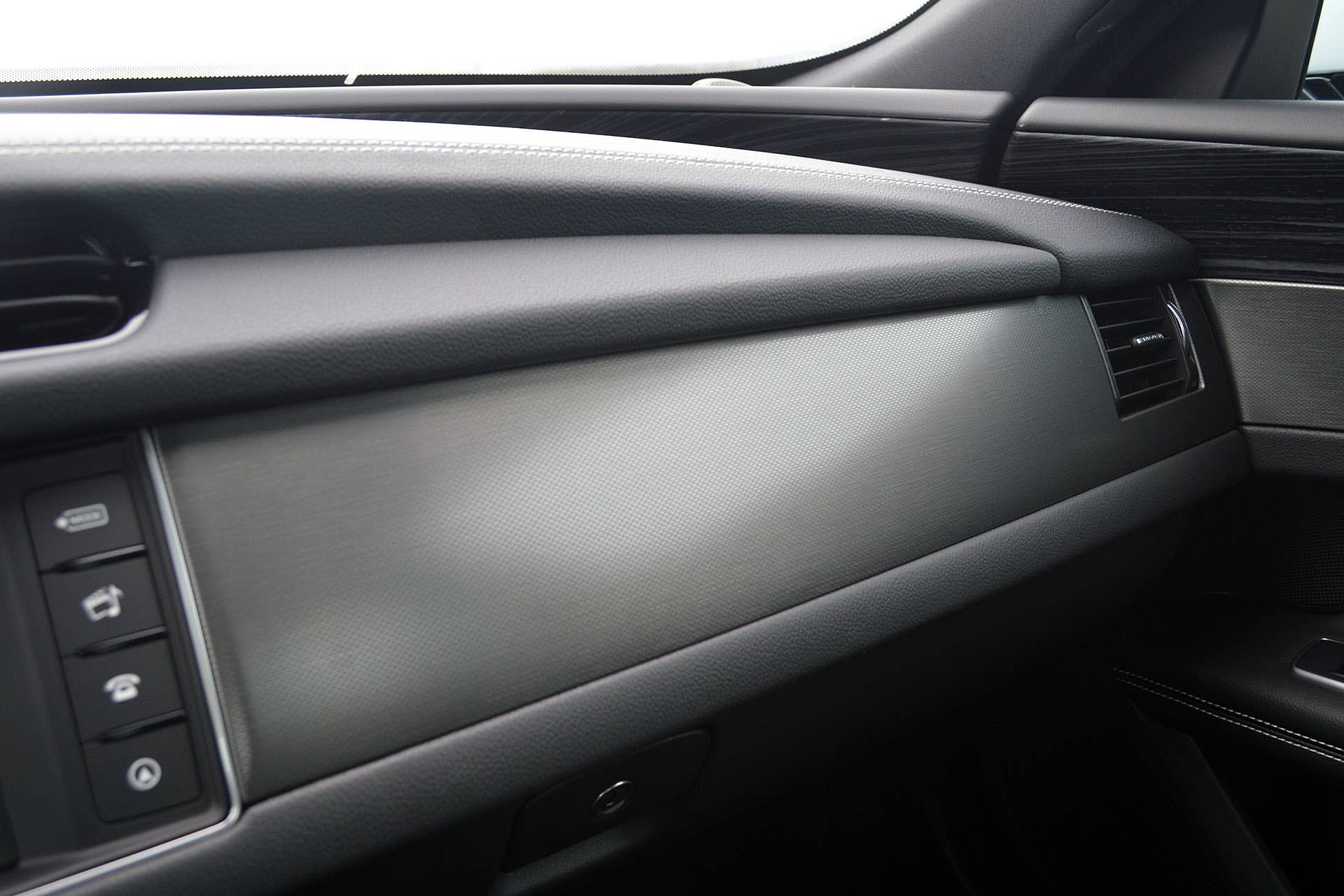 2016 Jaguar XF dash