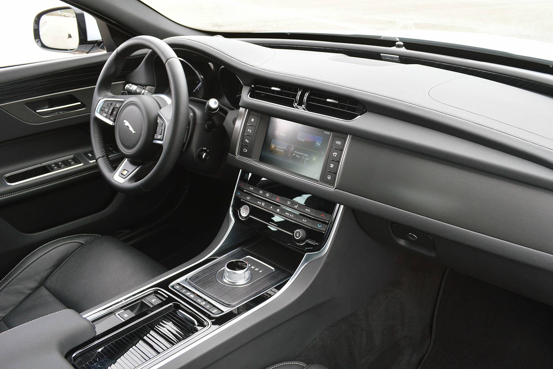 2016 Jaguar XF interior