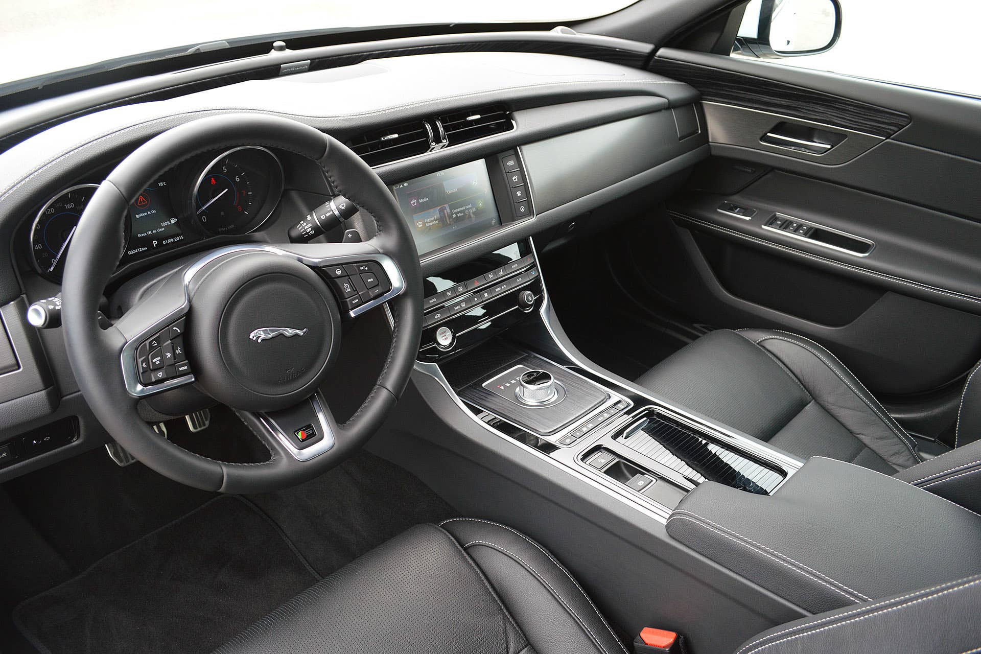 2016 Jaguar XF interior