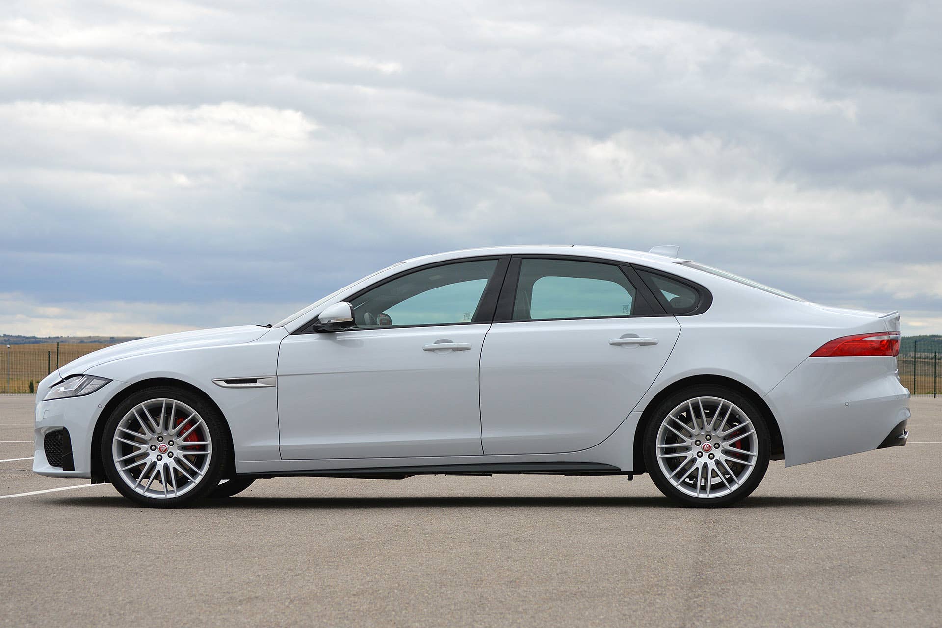 2016 Jaguar XF side view