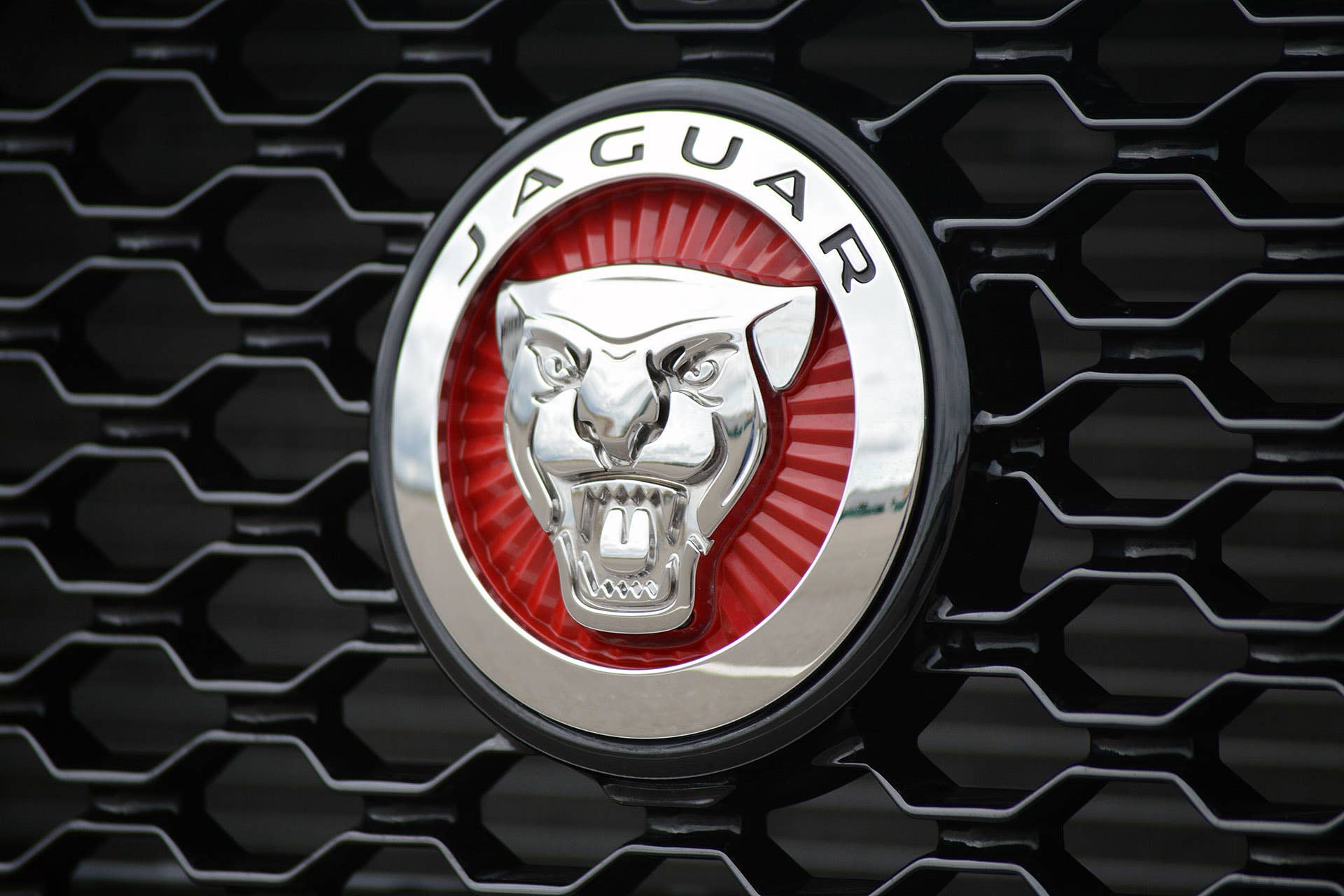 2016 Jaguar XF badge