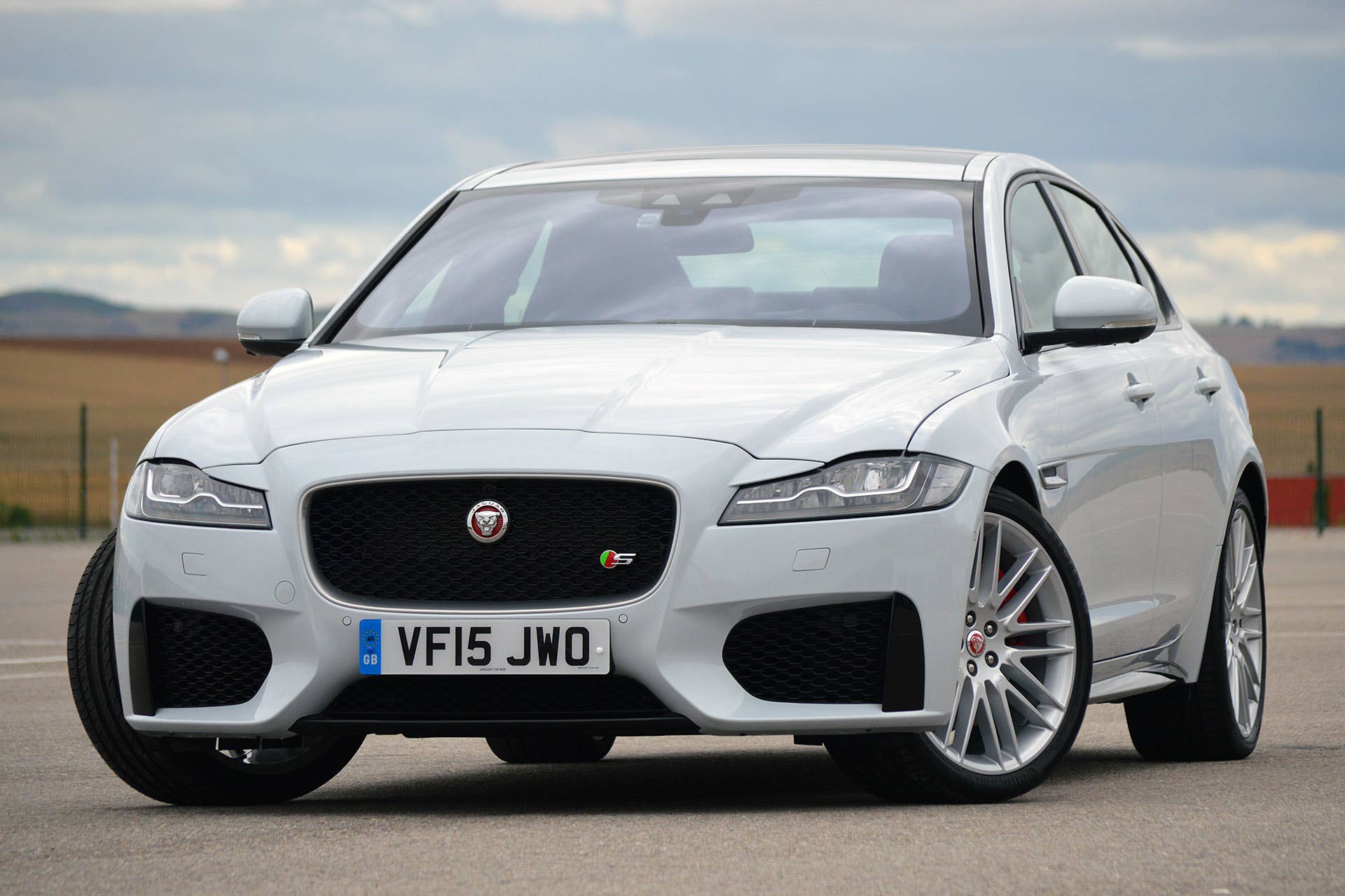 2016 Jaguar XF front 3/4 view
